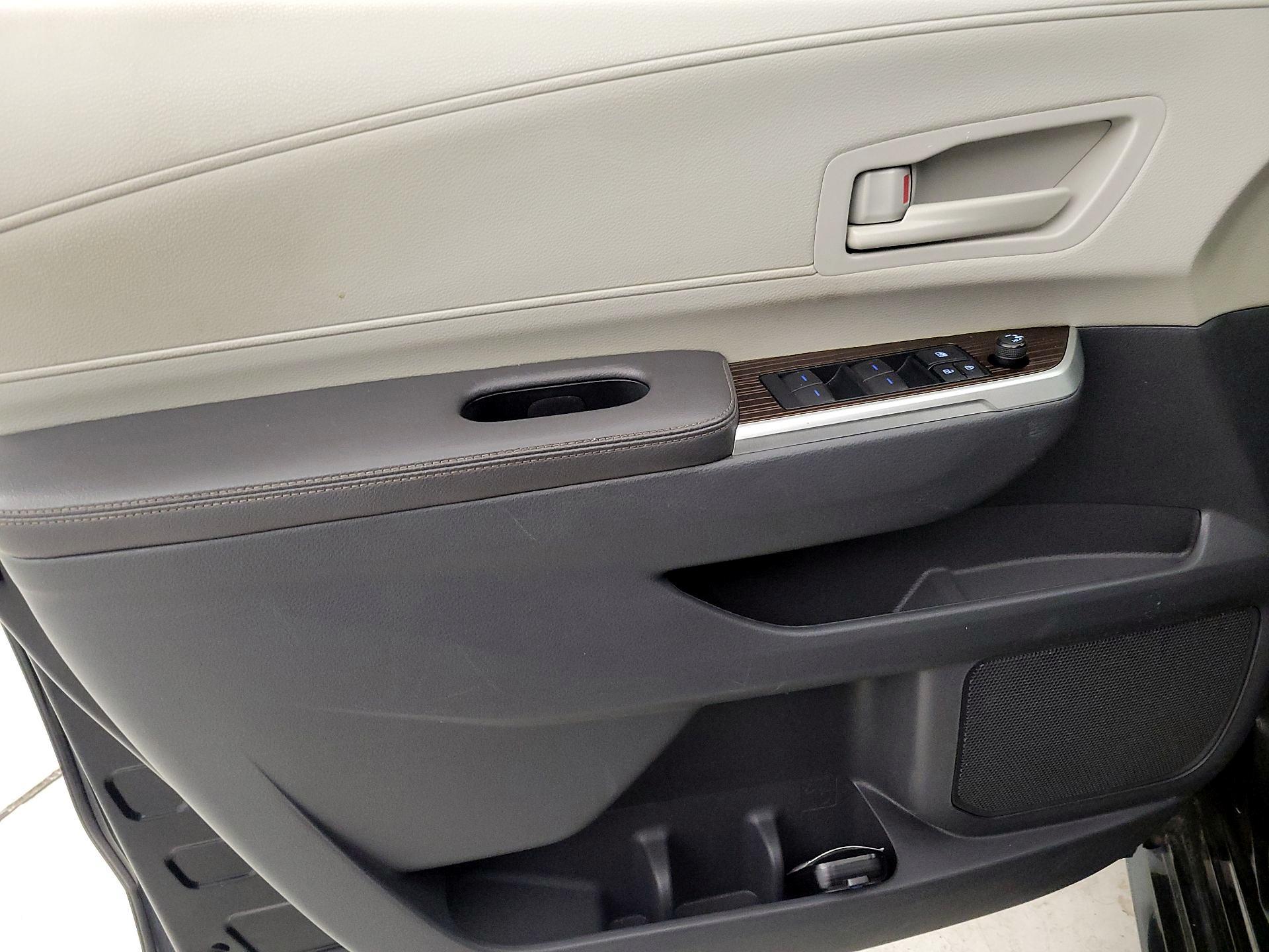 Thumbnail: 2021 Toyota Sienna - 12