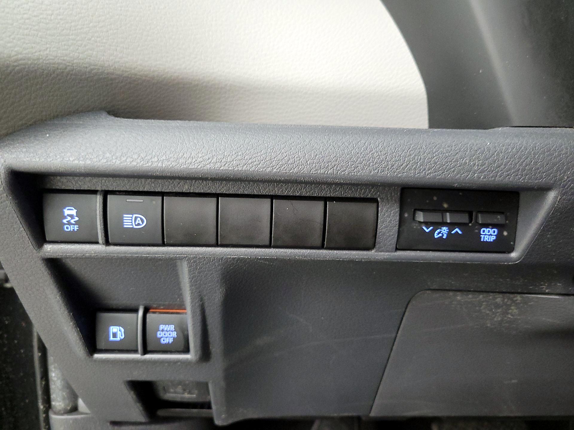 Thumbnail: 2021 Toyota Sienna - 13