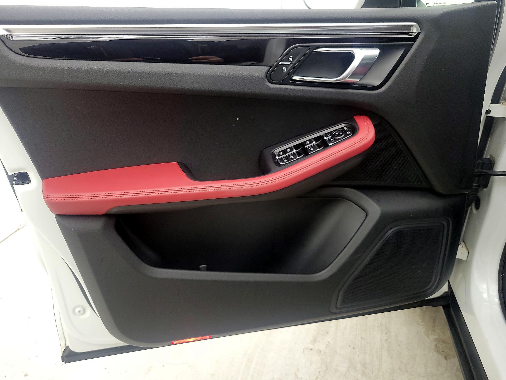 Thumbnail: 2020 Porsche Macan - 12