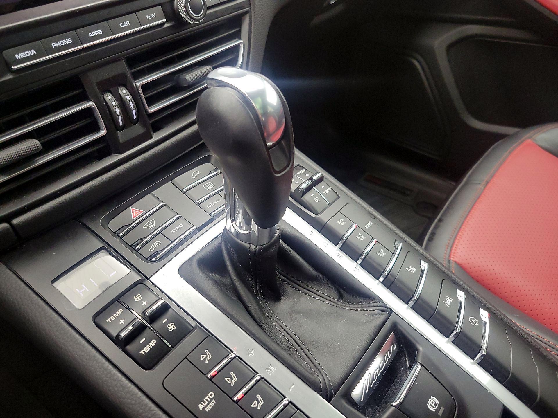 Thumbnail: 2020 Porsche Macan - 17