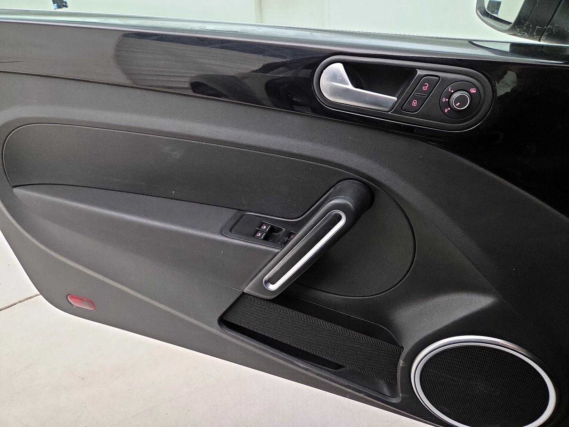 Thumbnail: 2016 Volkswagen Beetle - 12