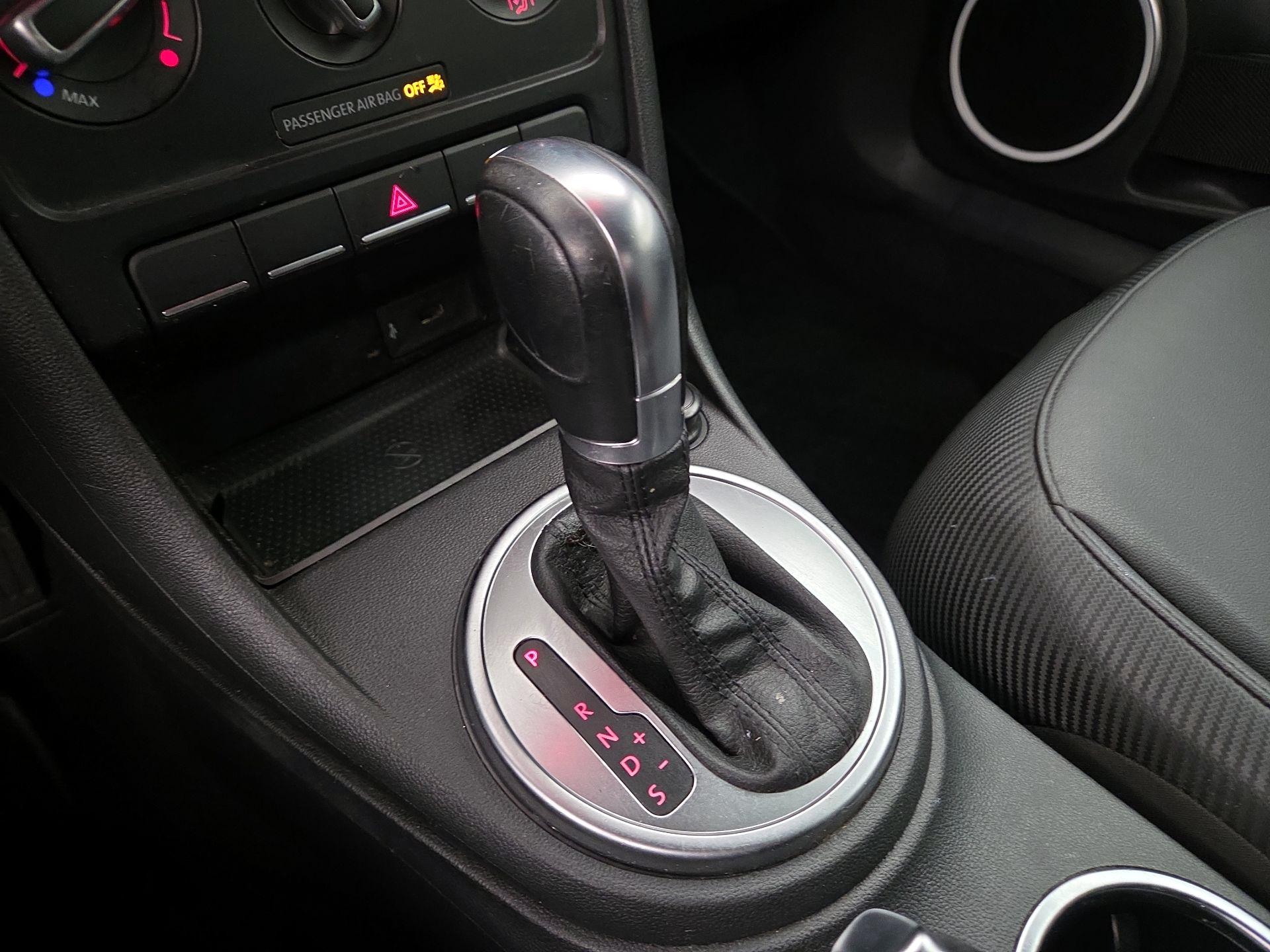 Thumbnail: 2016 Volkswagen Beetle - 15