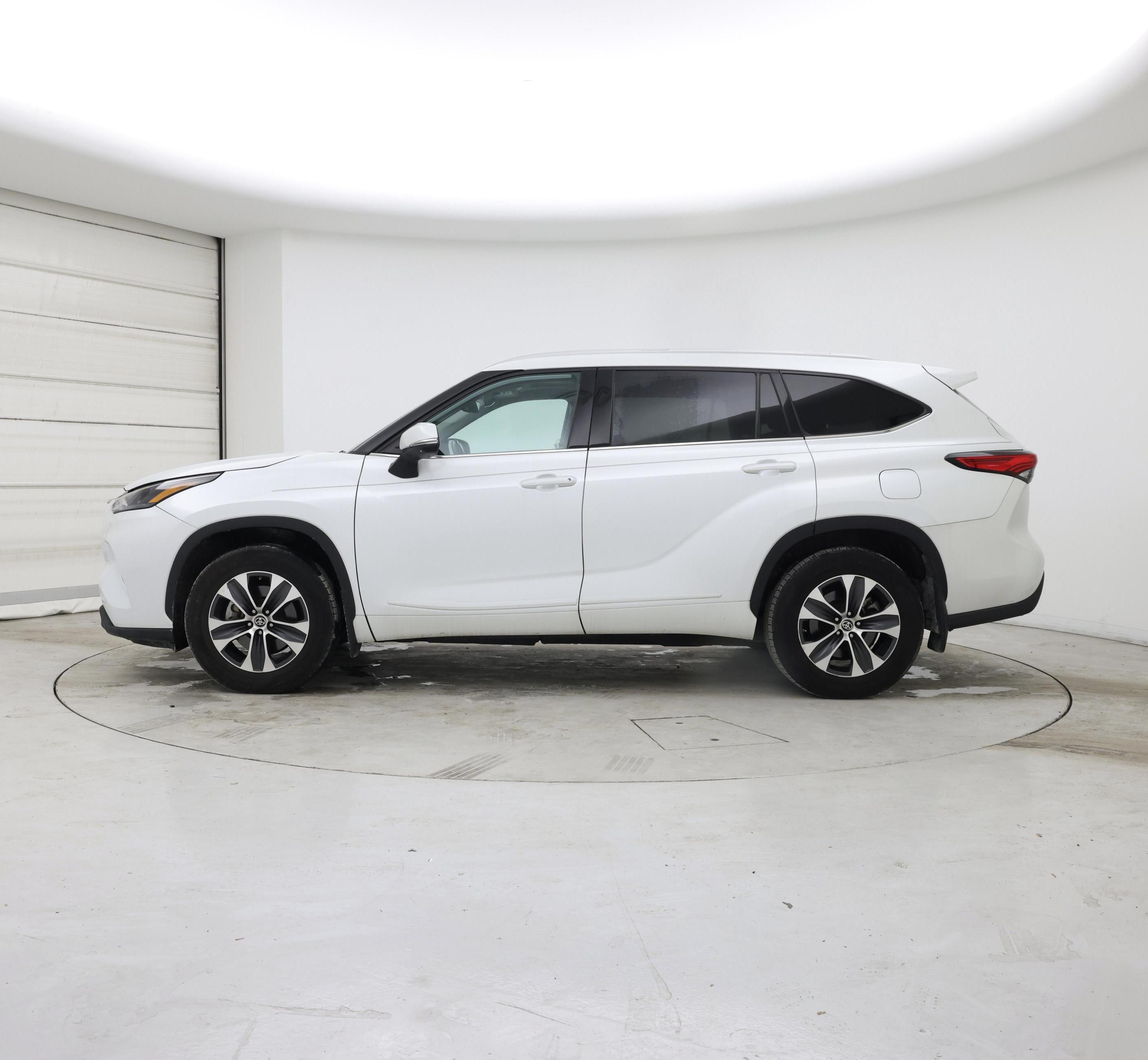 Thumbnail: 2022 Toyota Highlander - 3