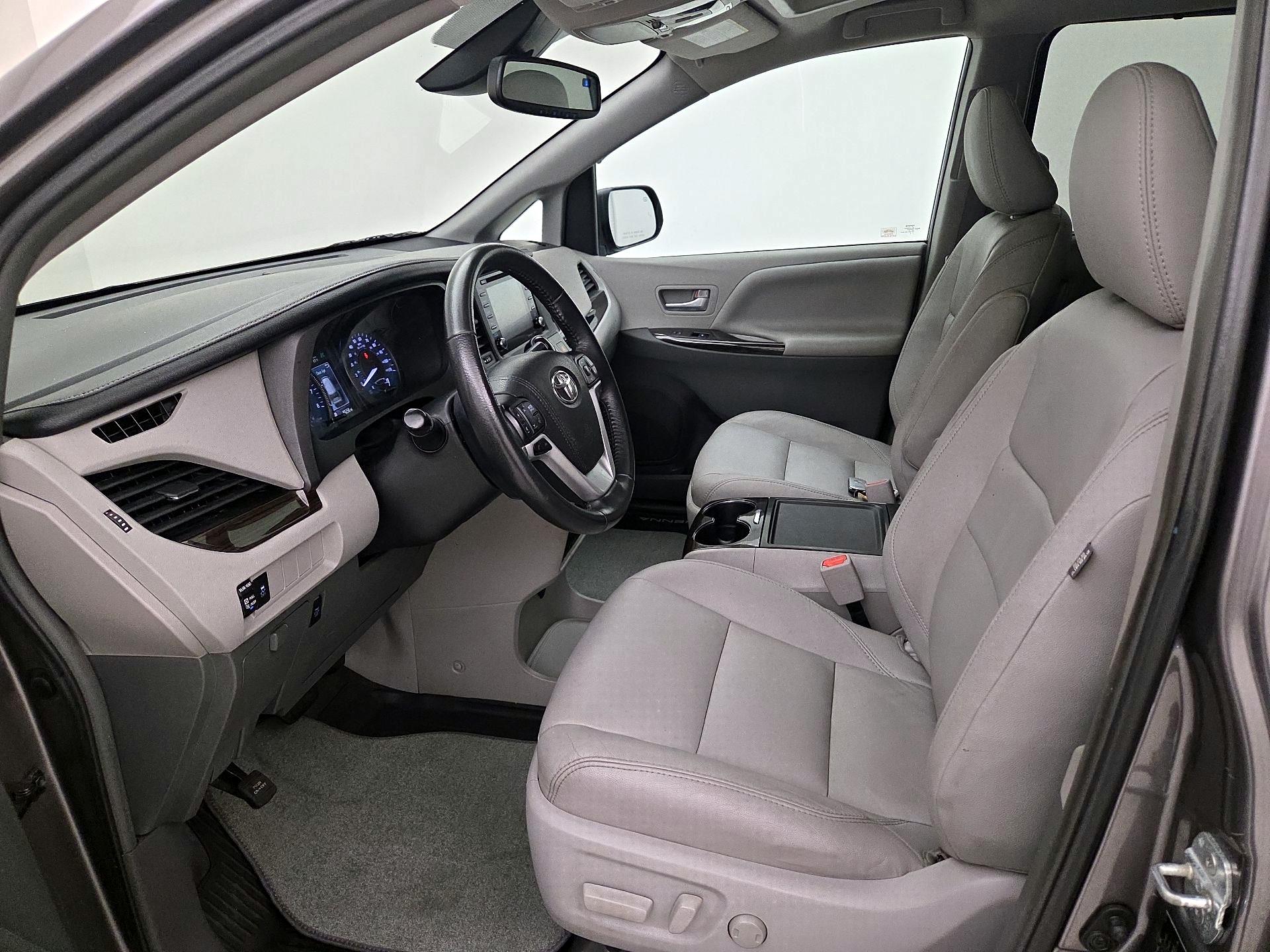 Thumbnail: 2018 Toyota Sienna - 11