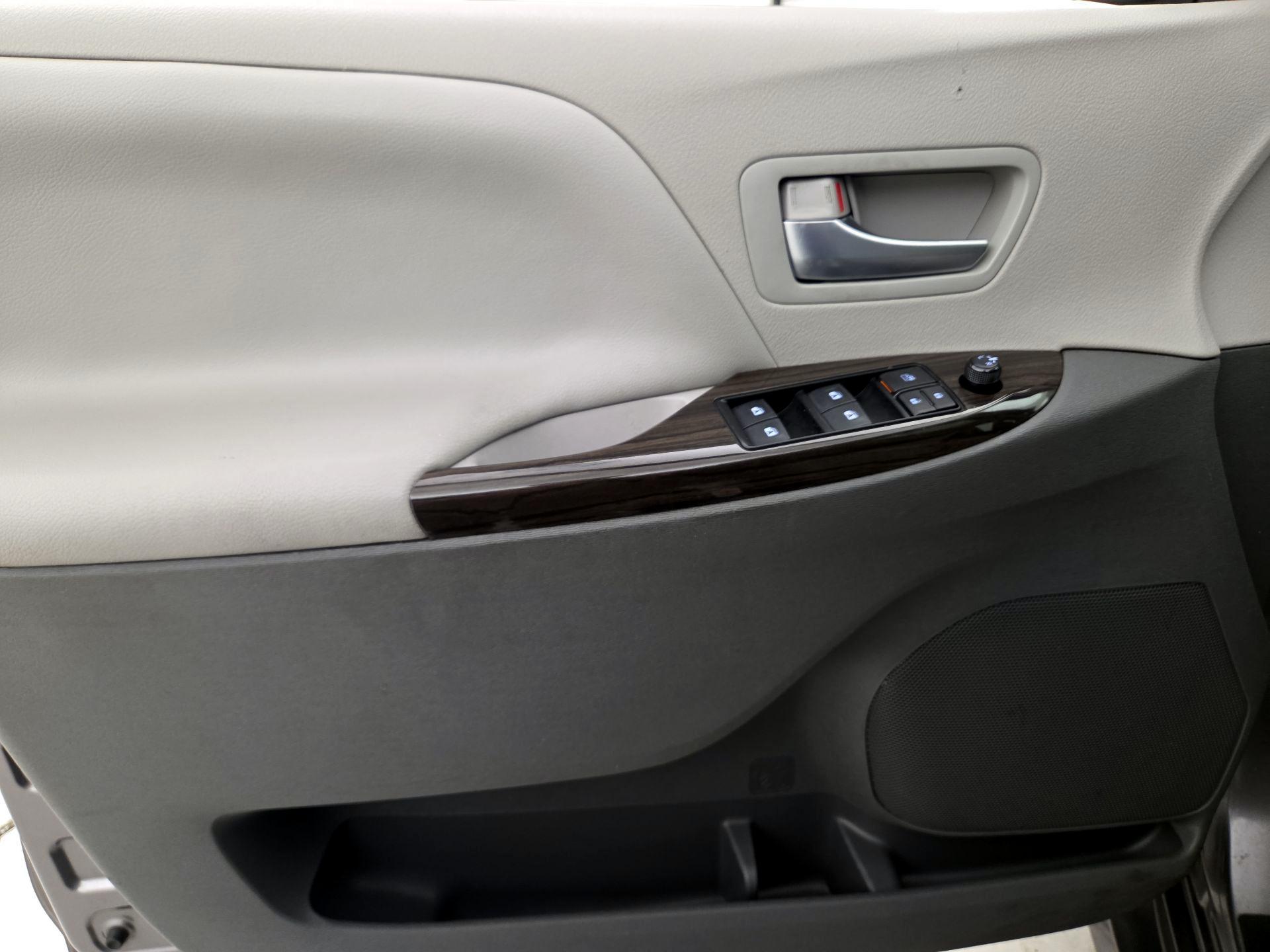 Thumbnail: 2018 Toyota Sienna - 12