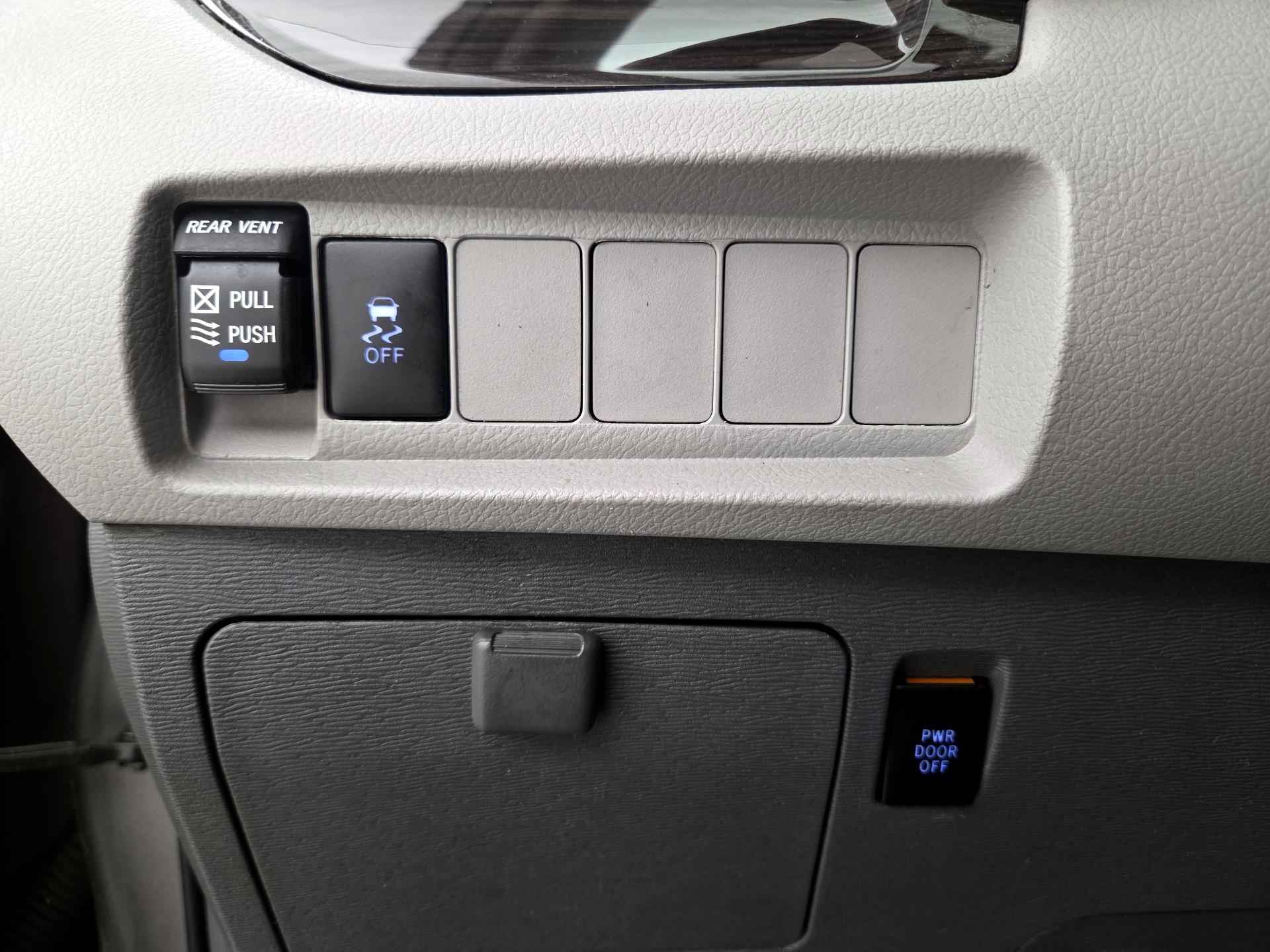 Thumbnail: 2018 Toyota Sienna - 13