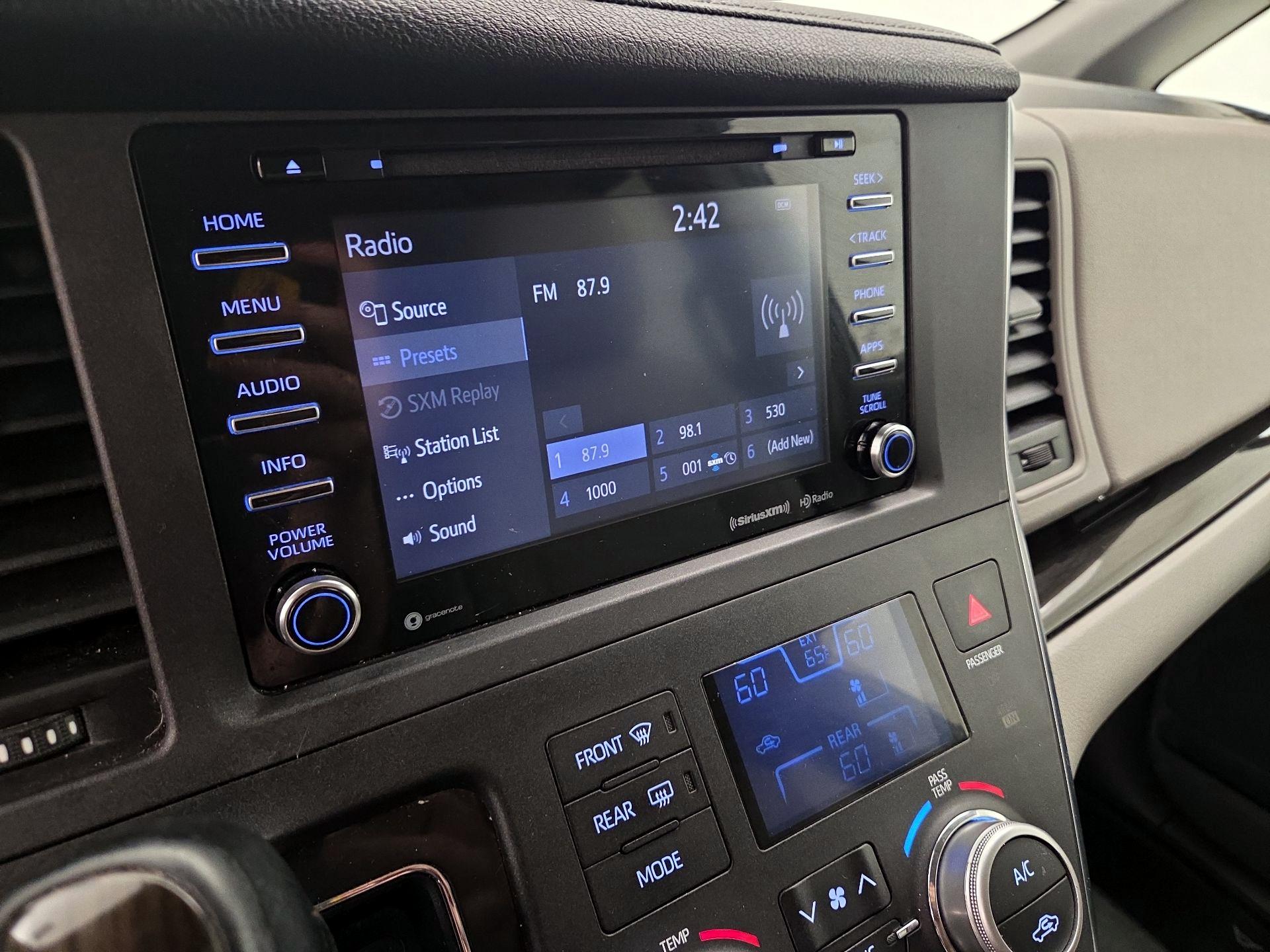 Thumbnail: 2018 Toyota Sienna - 15