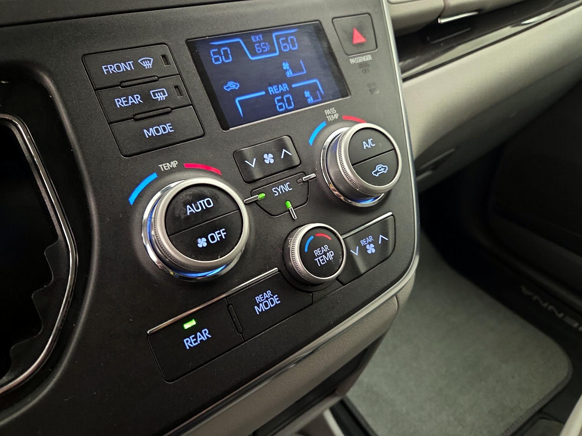 Thumbnail: 2018 Toyota Sienna - 16