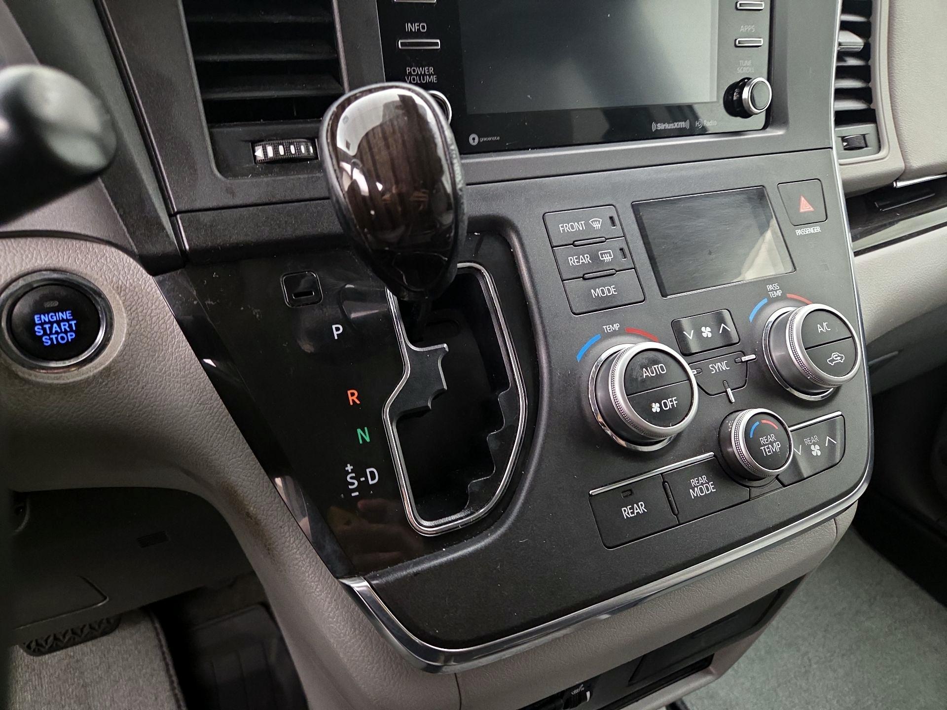 Thumbnail: 2018 Toyota Sienna - 17