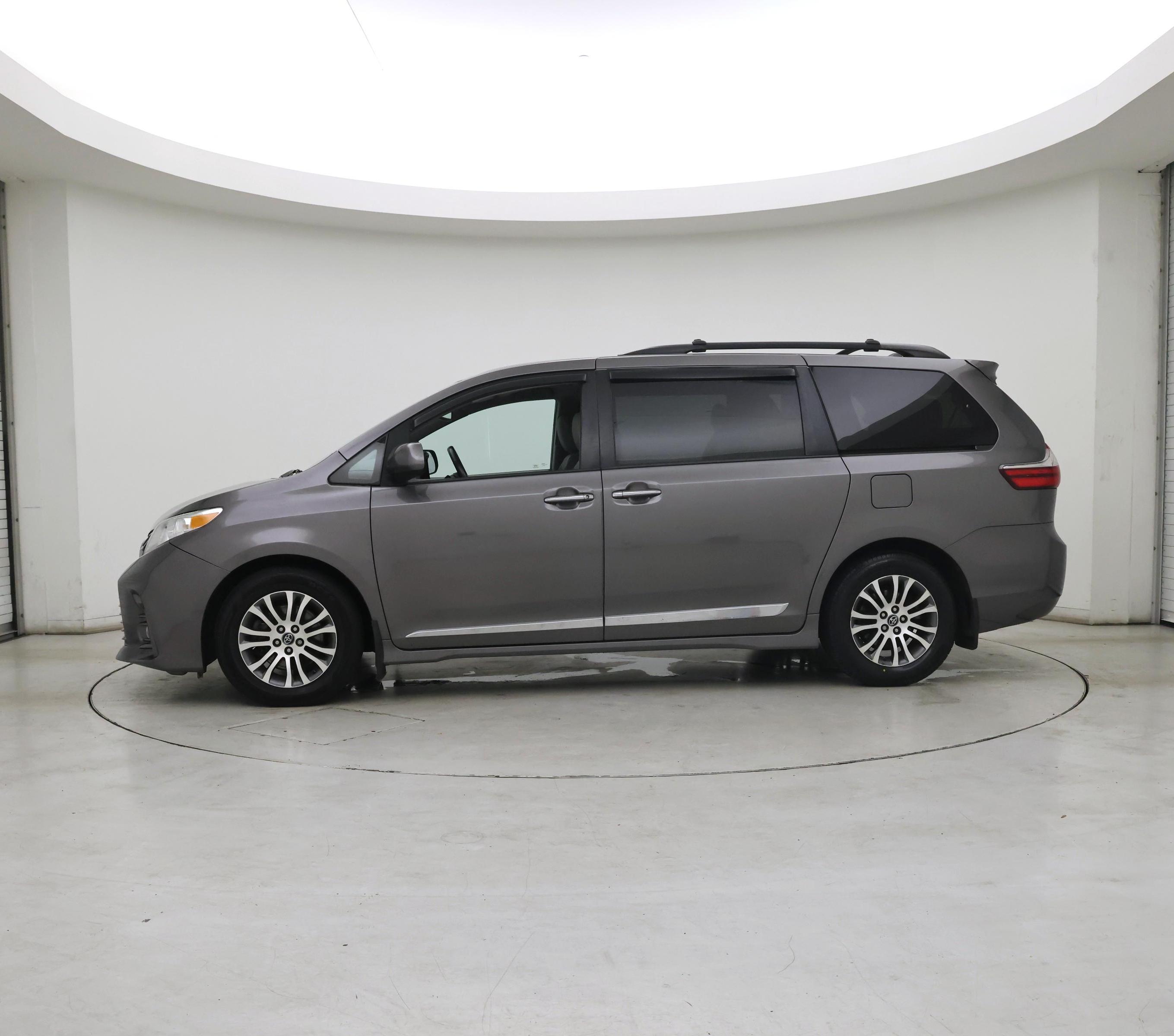 Thumbnail: 2018 Toyota Sienna - 2