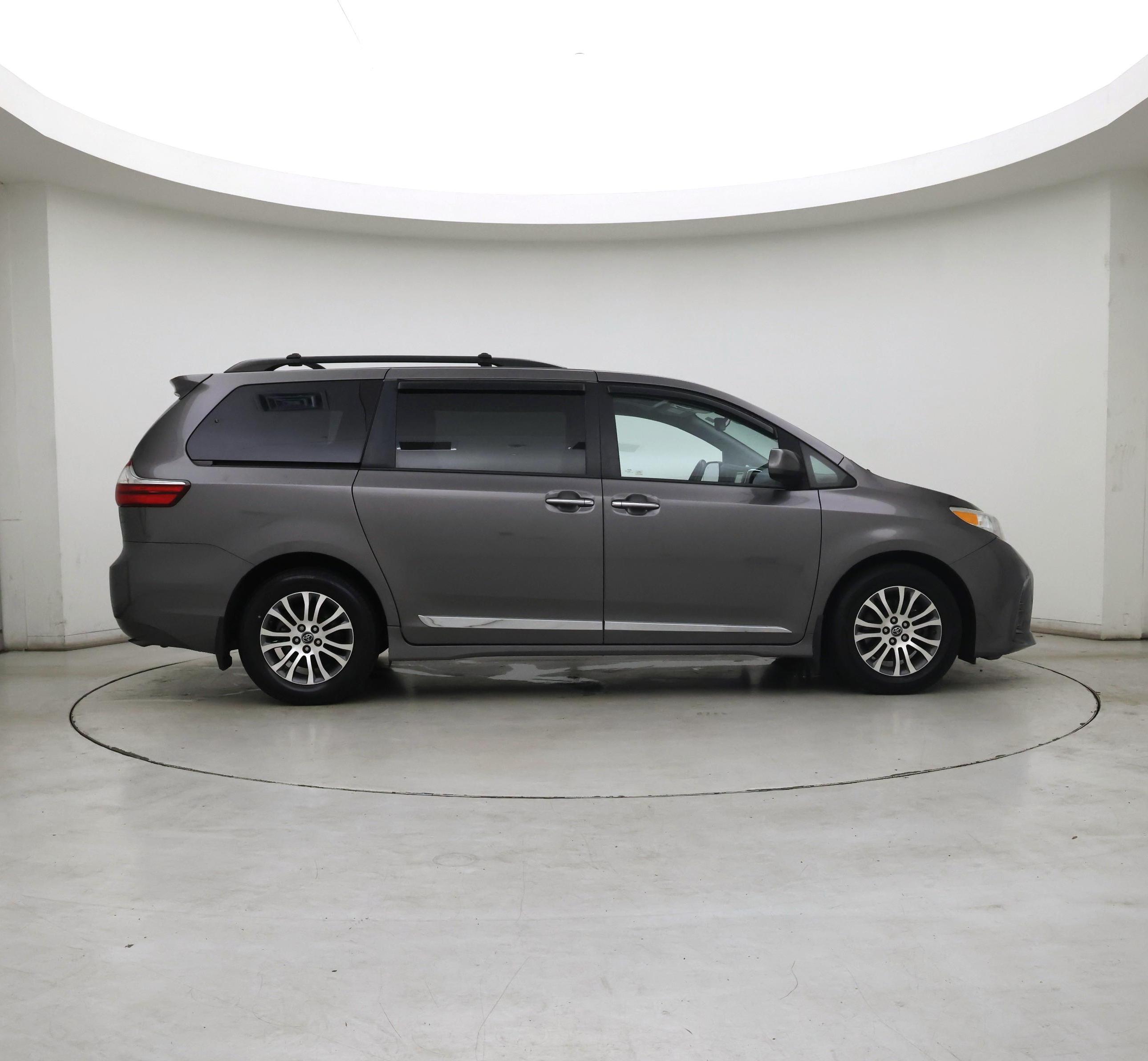 Thumbnail: 2018 Toyota Sienna - 4