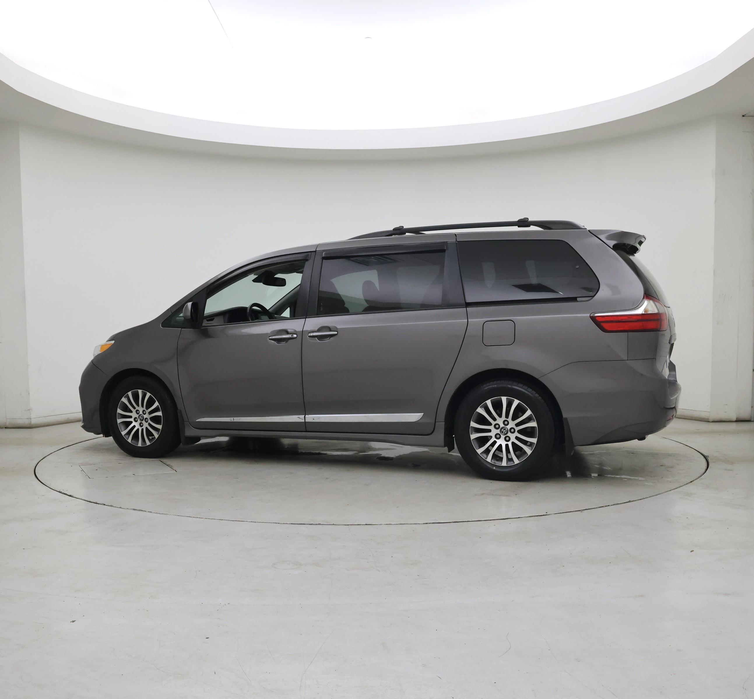 Thumbnail: 2018 Toyota Sienna - 6