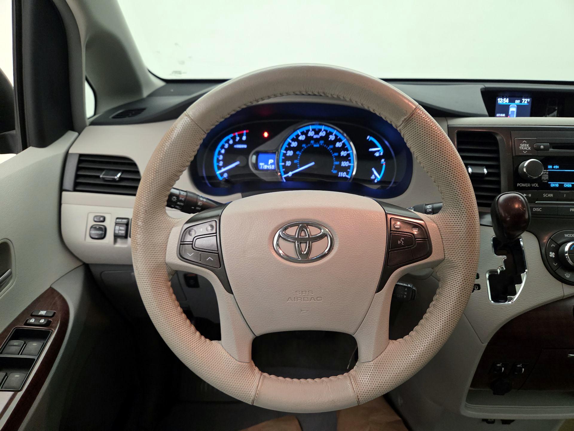 Thumbnail: 2014 Toyota Sienna - 10