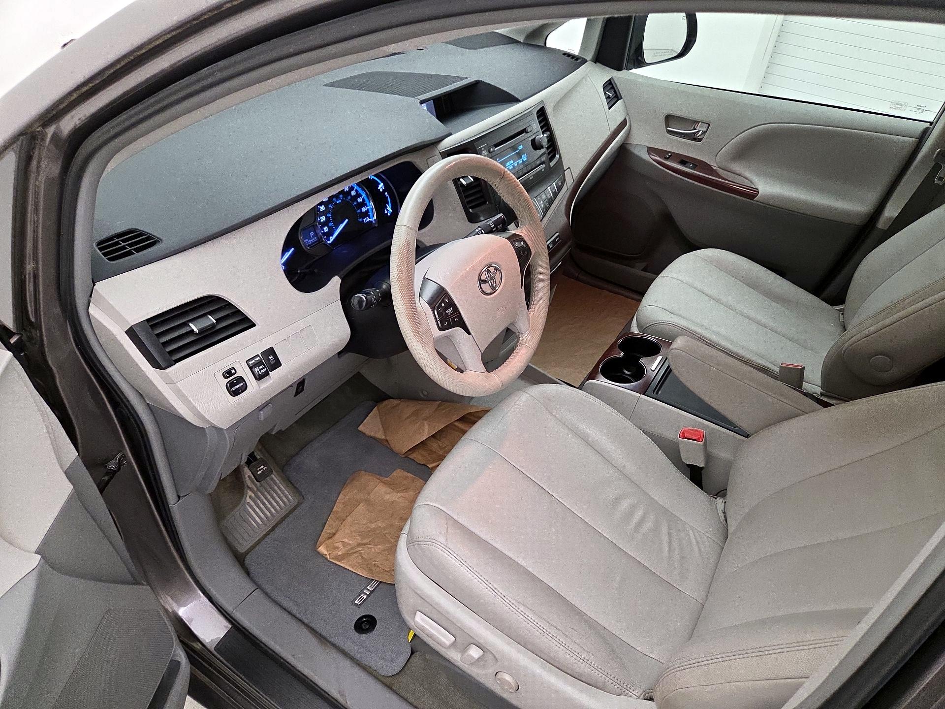 Thumbnail: 2014 Toyota Sienna - 11