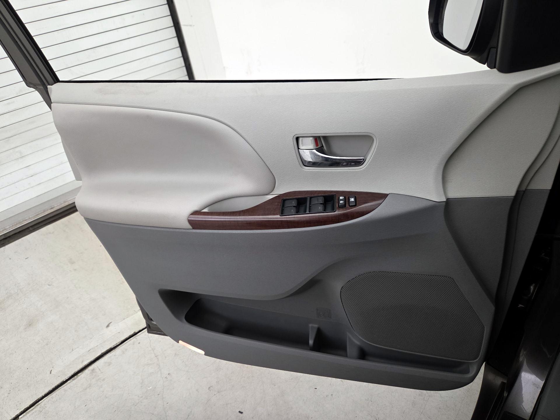 Thumbnail: 2014 Toyota Sienna - 12