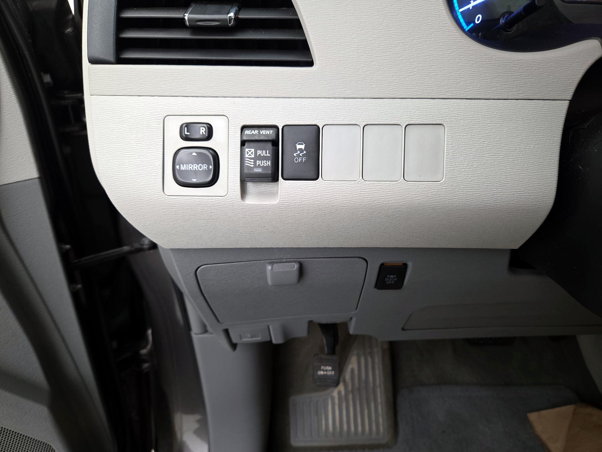 Thumbnail: 2014 Toyota Sienna - 13