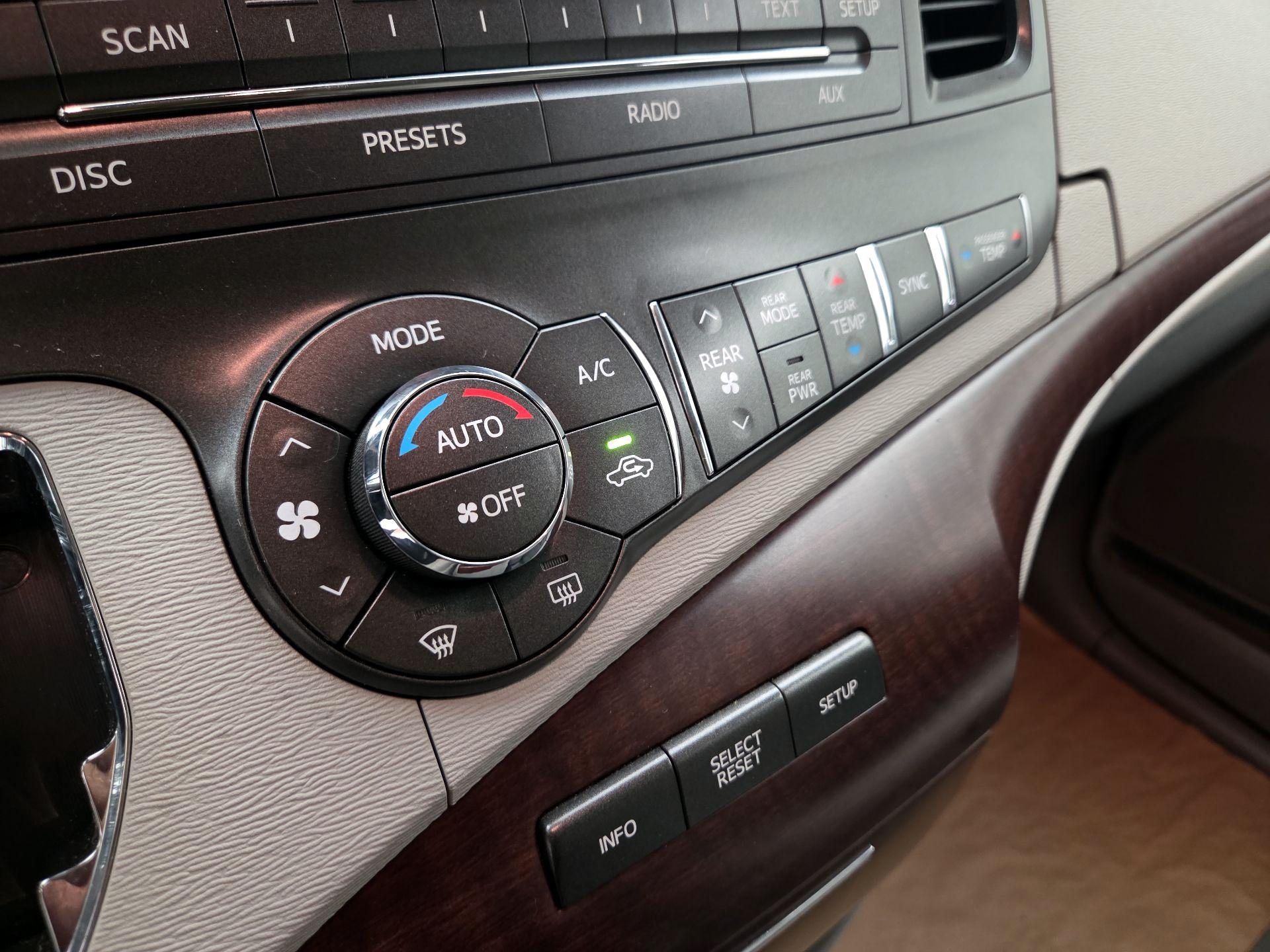 Thumbnail: 2014 Toyota Sienna - 16