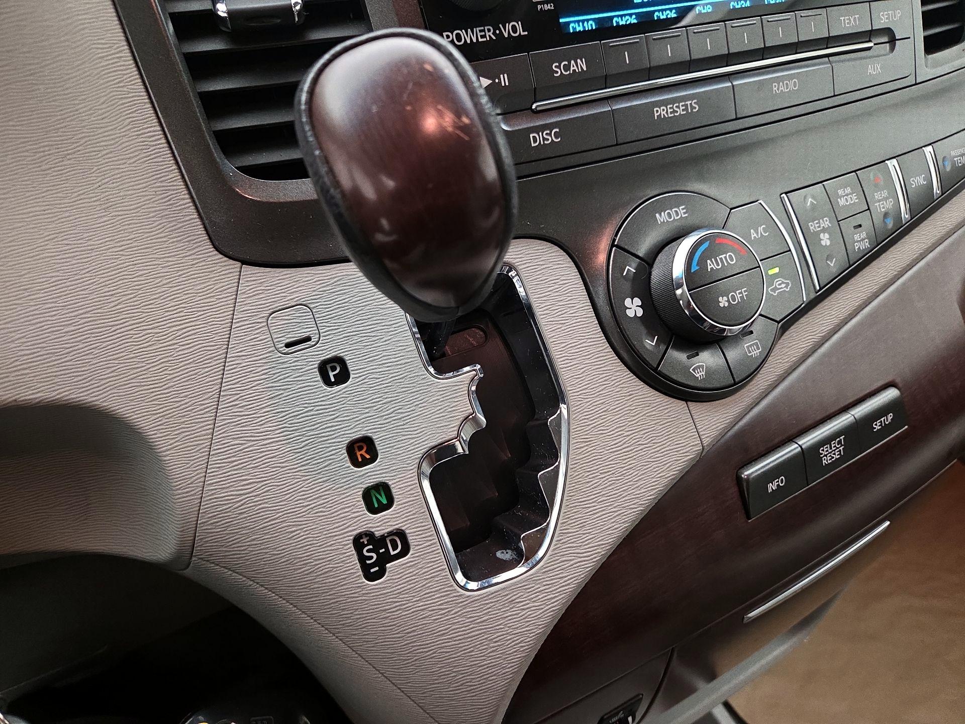 Thumbnail: 2014 Toyota Sienna - 17