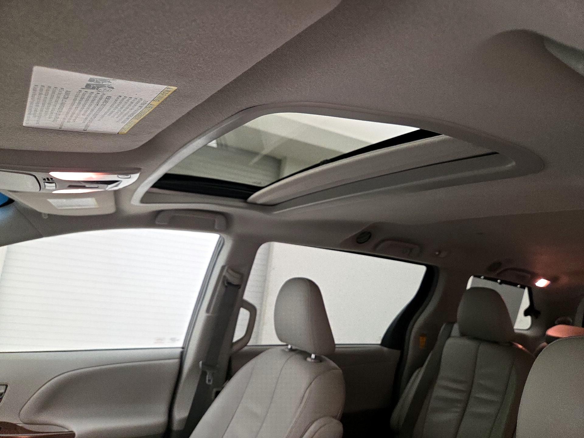 Thumbnail: 2014 Toyota Sienna - 19