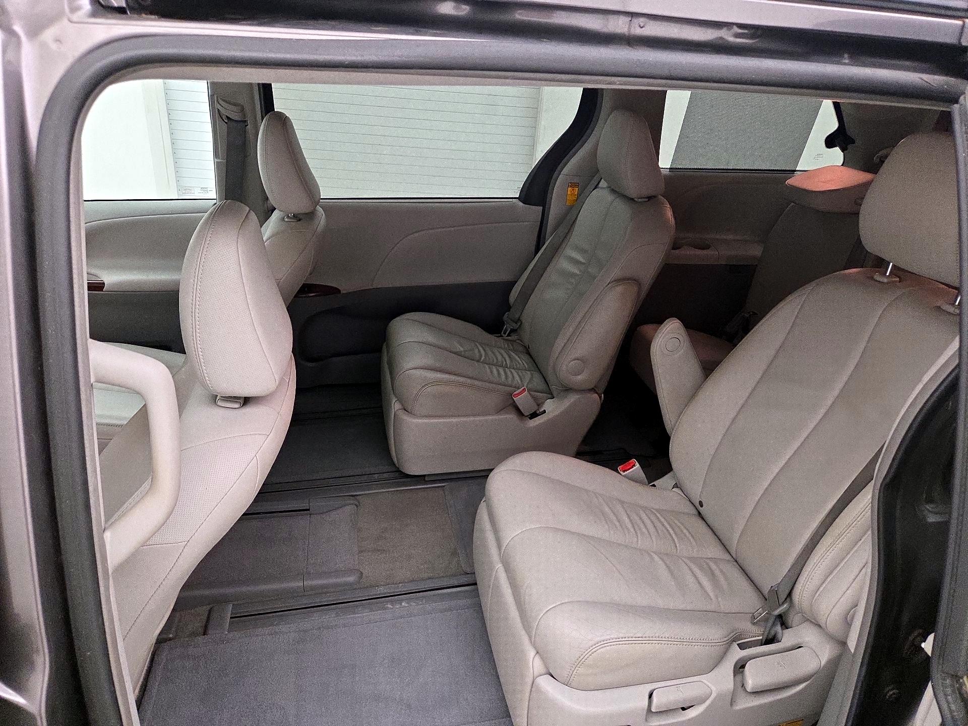 Thumbnail: 2014 Toyota Sienna - 20