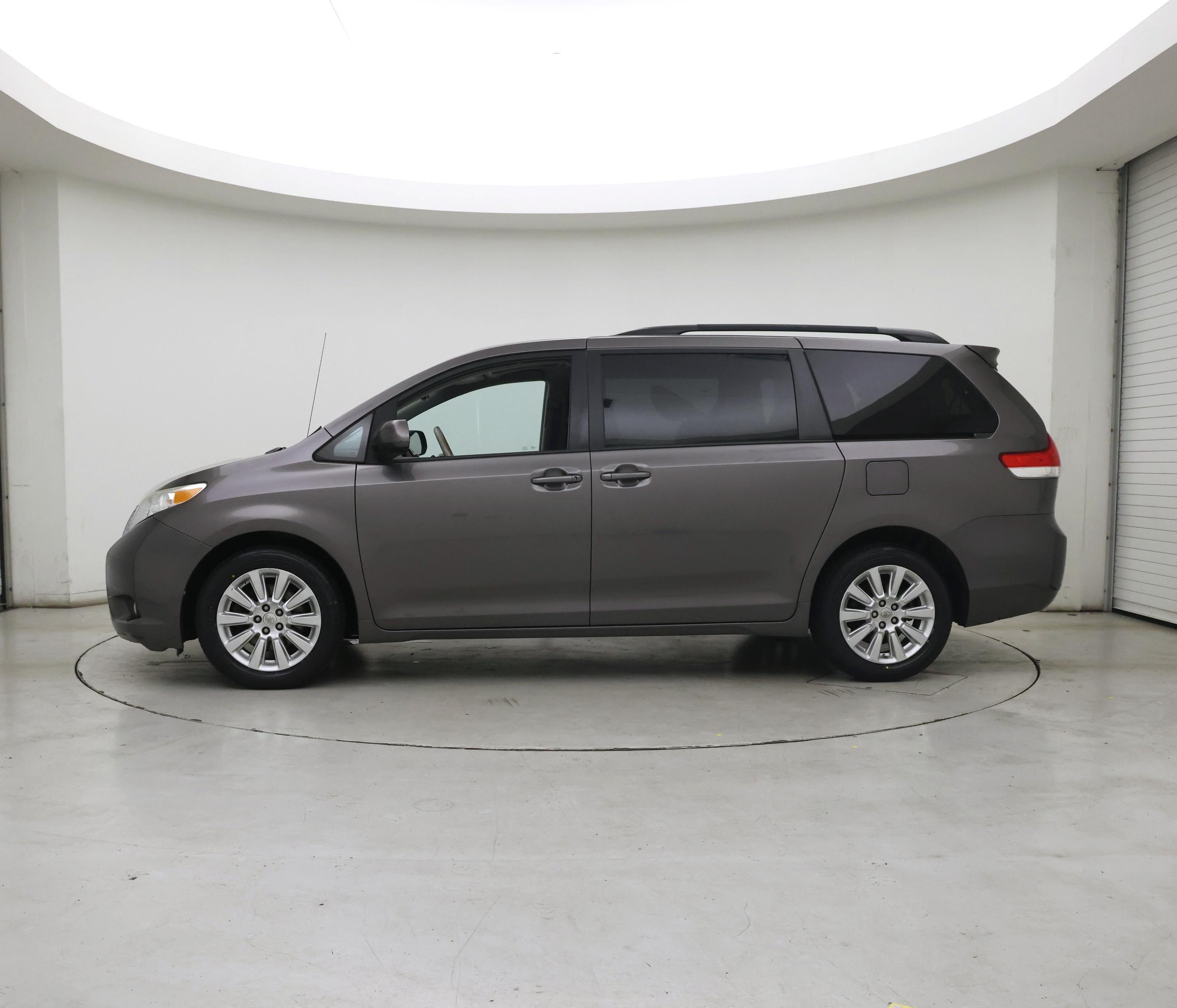 Thumbnail: 2014 Toyota Sienna - 3