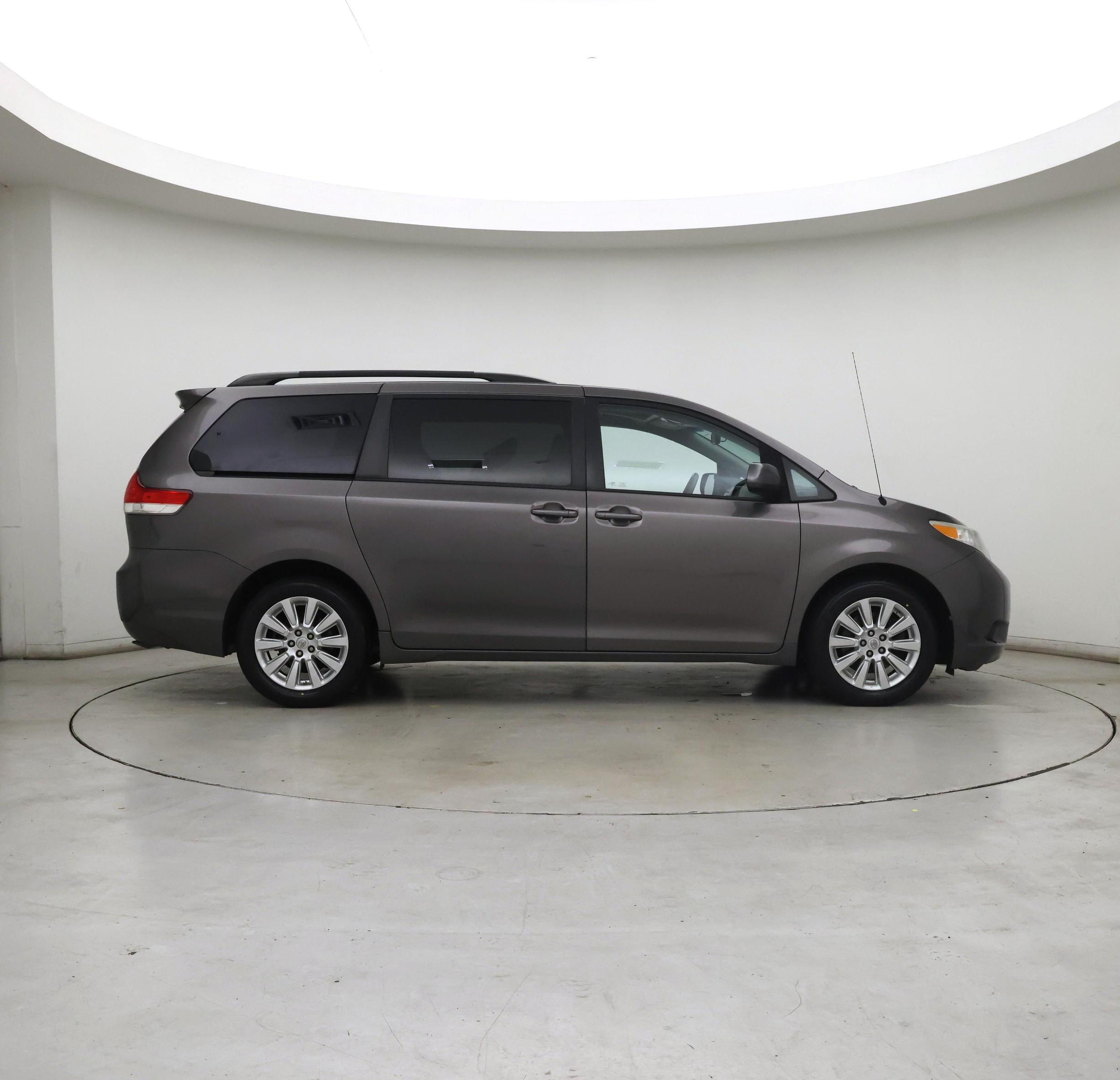 Thumbnail: 2014 Toyota Sienna - 7