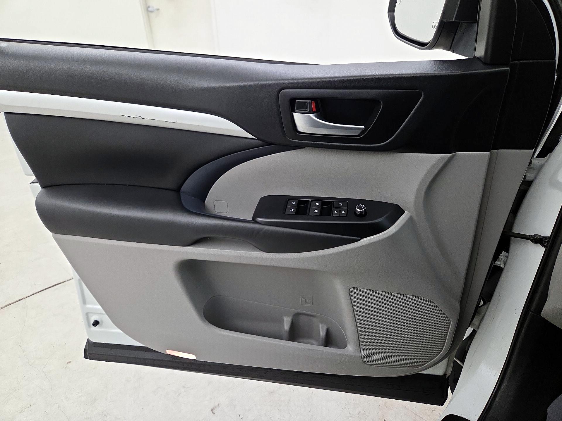 Thumbnail: 2019 Toyota Highlander - 12