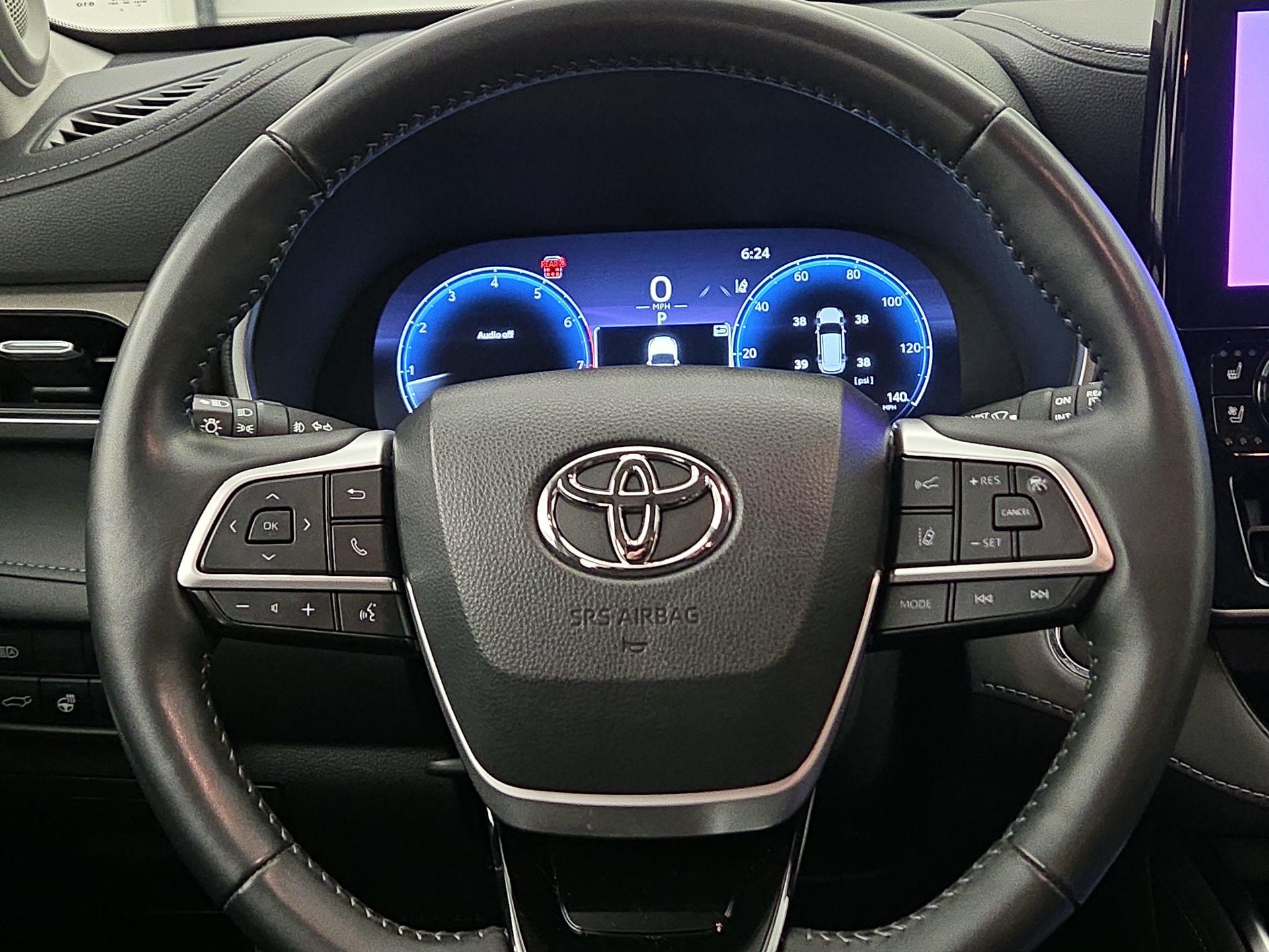 Thumbnail: 2023 Toyota Highlander - 10