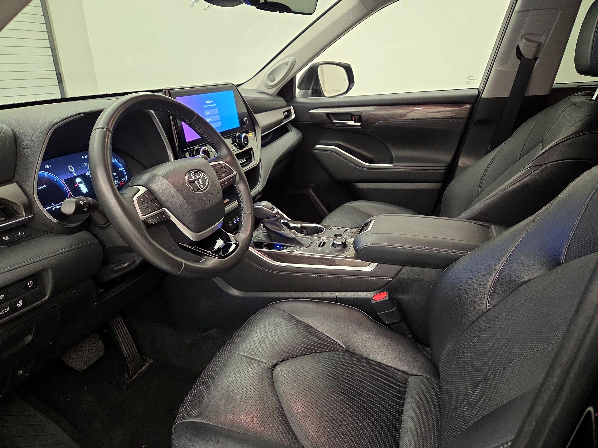 Thumbnail: 2023 Toyota Highlander - 11