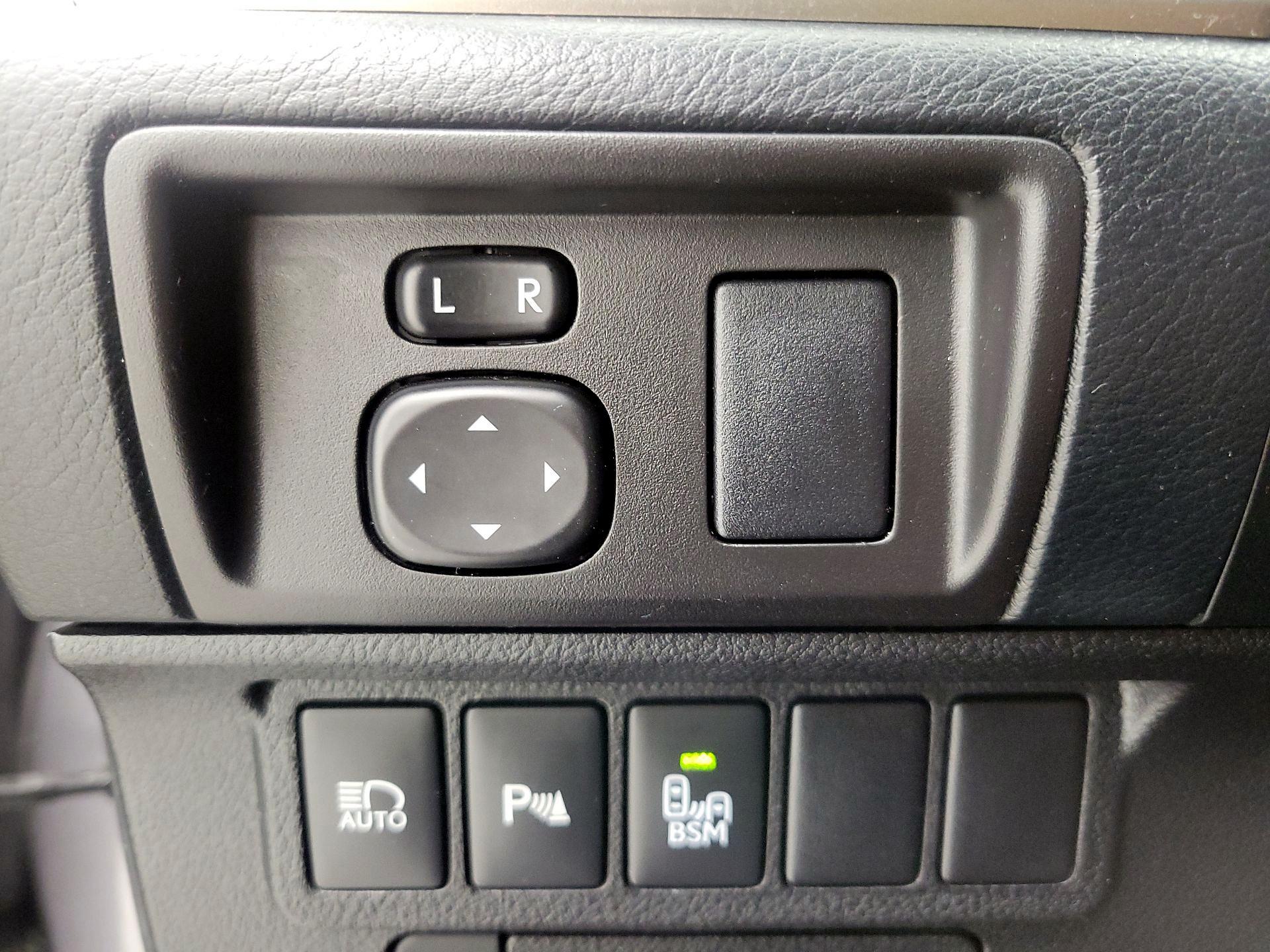 Thumbnail: 2016 Lexus ES - 13