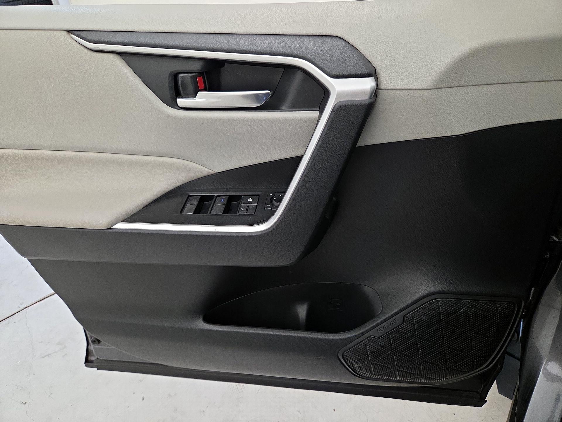 Thumbnail: 2020 Toyota RAV4 - 12