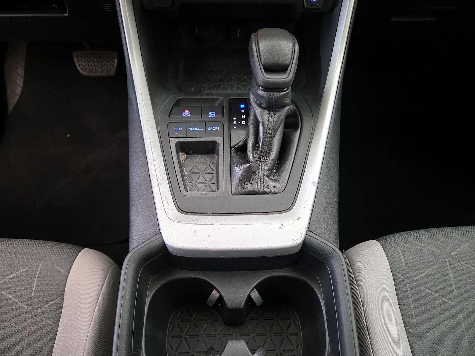 2020 Toyota RAV4 XLE - Photo 18