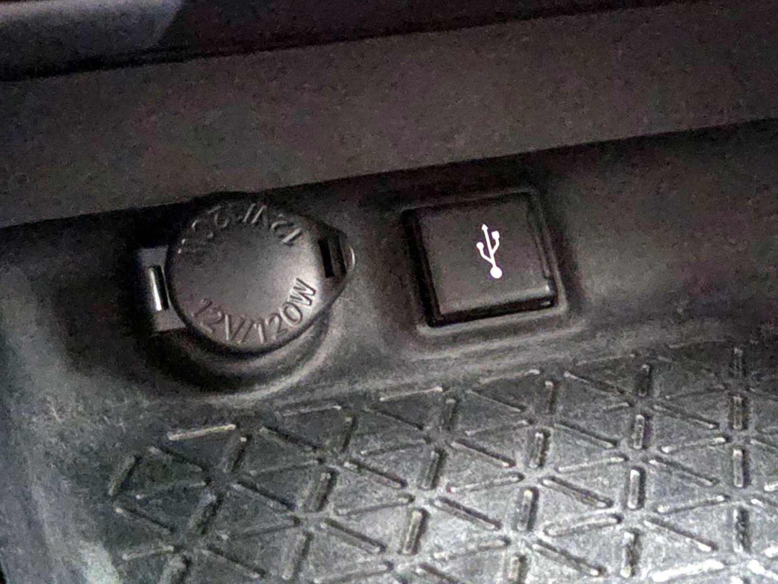 2020 Toyota RAV4 XLE - Photo 19