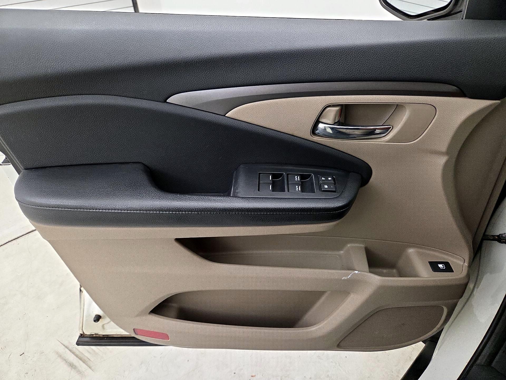 Thumbnail: 2016 Honda Pilot - 12