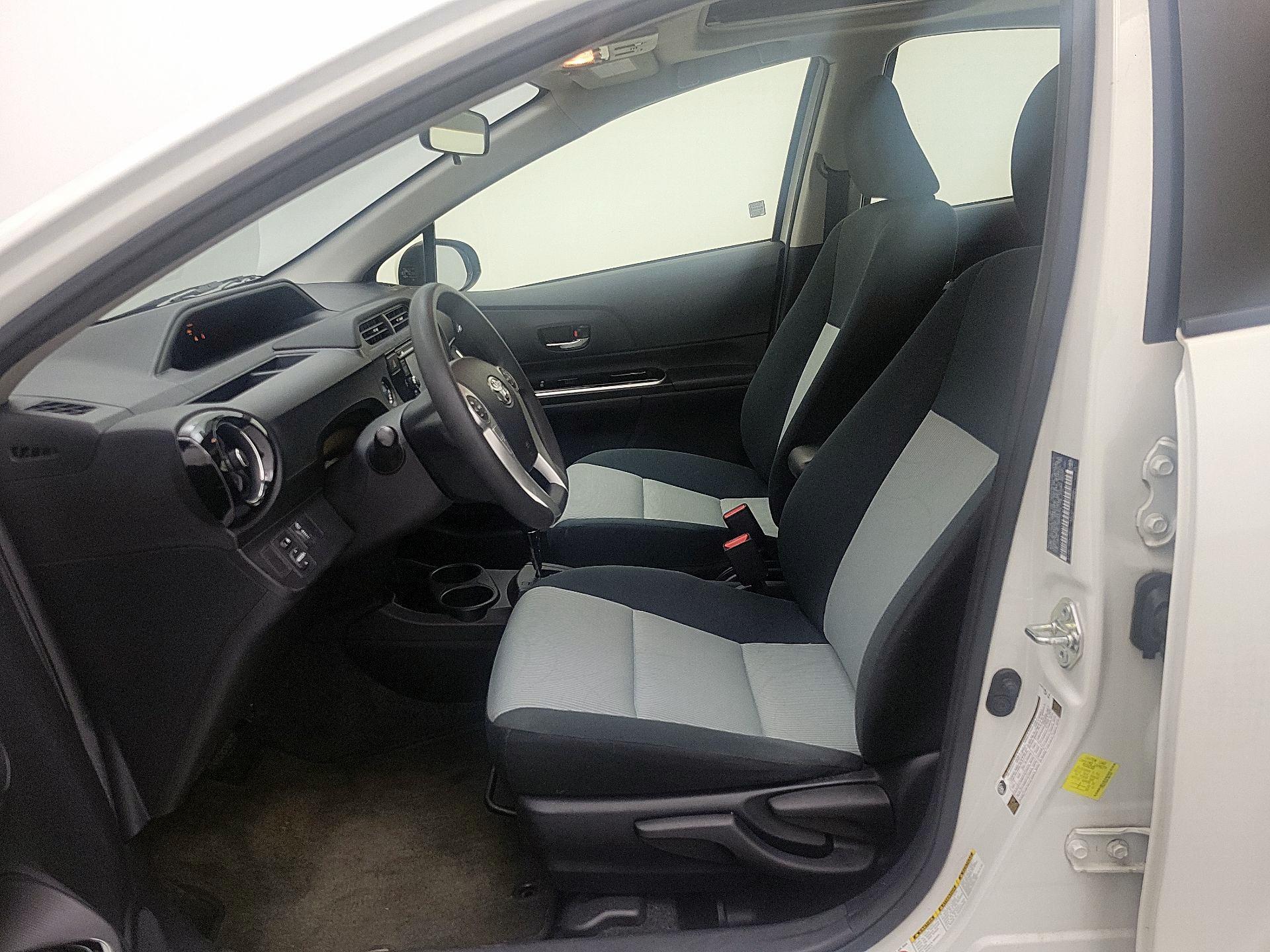 Thumbnail: 2015 Toyota Prius c - 11