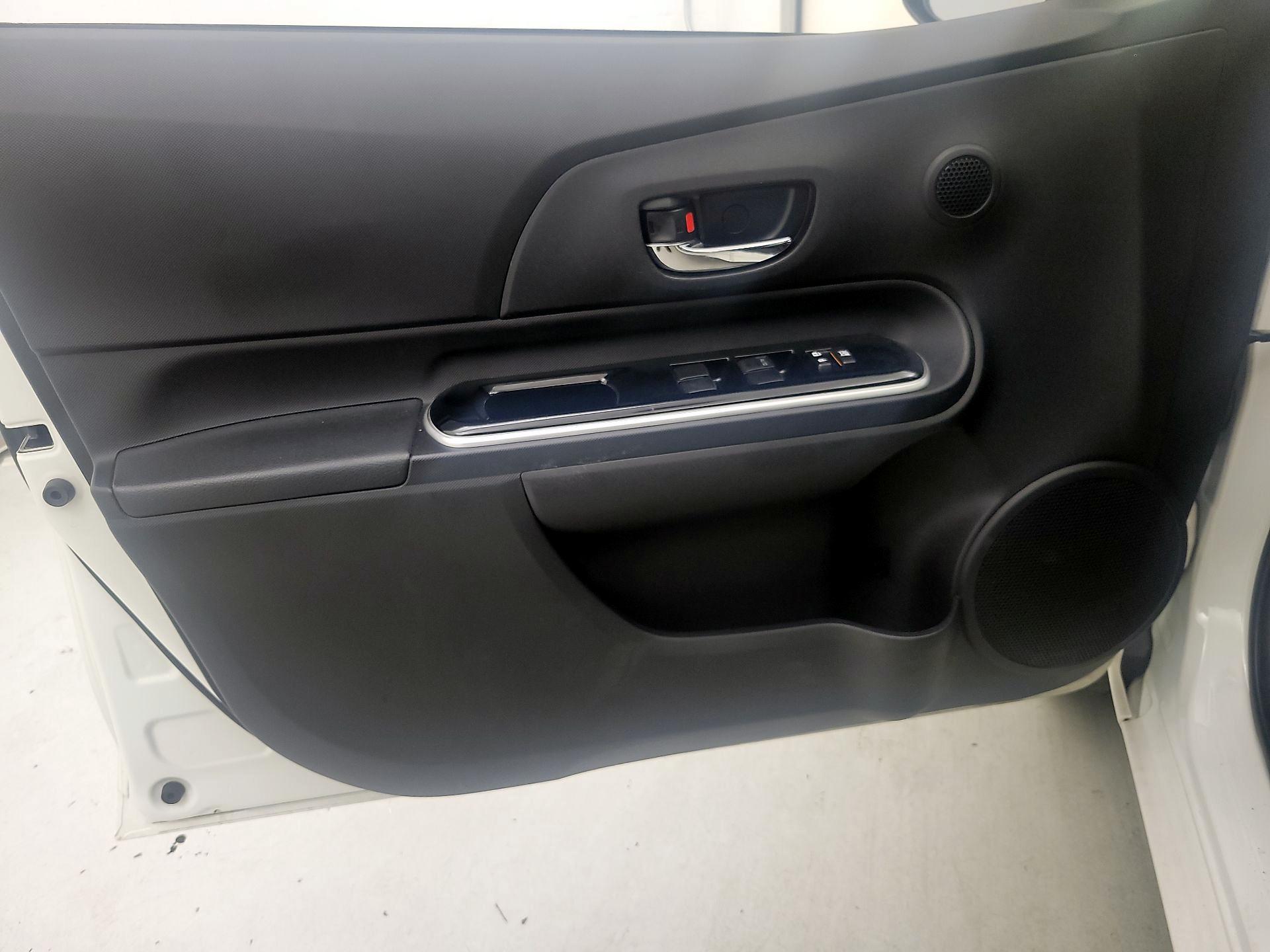 Thumbnail: 2015 Toyota Prius c - 12