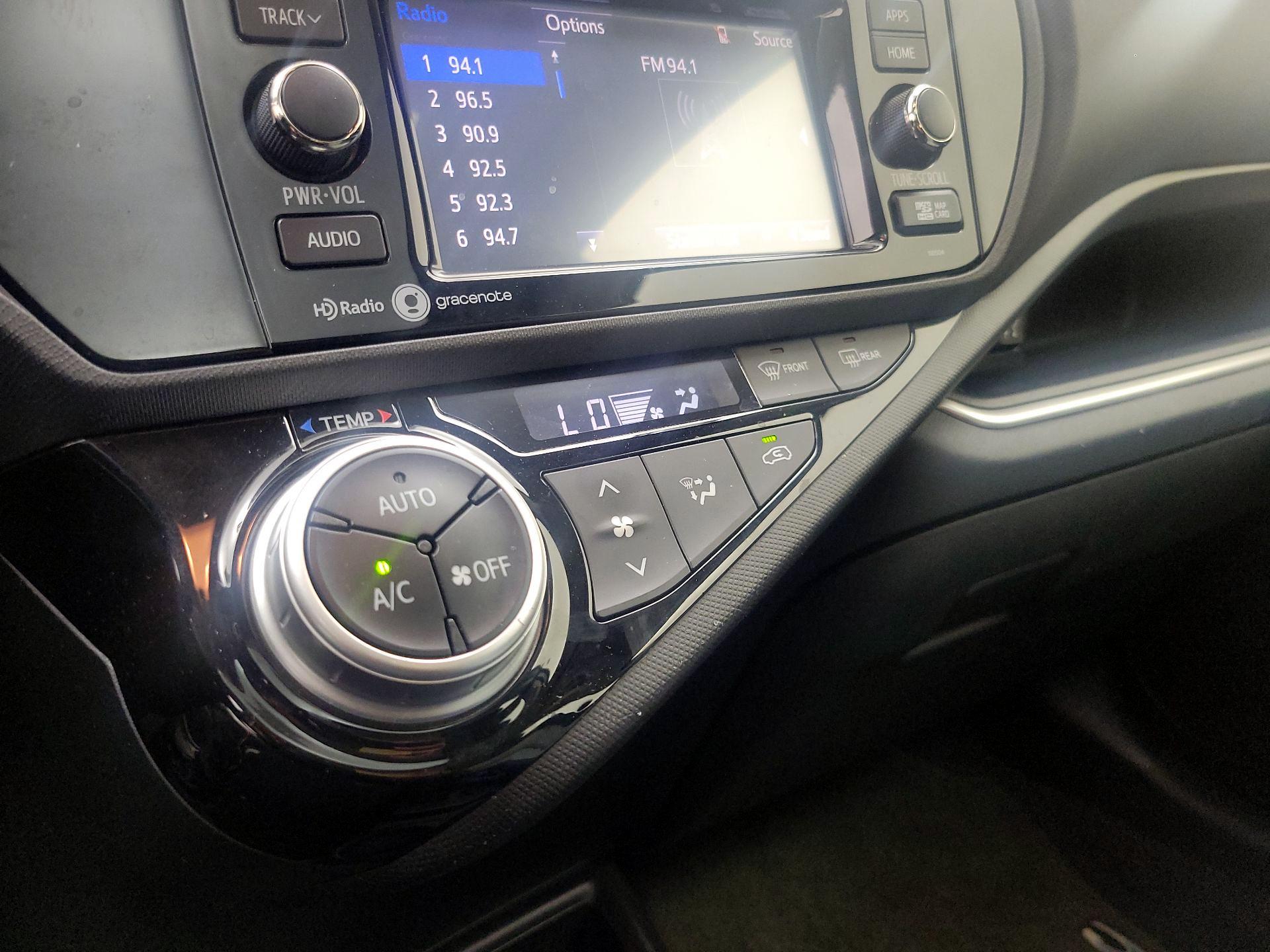 Thumbnail: 2015 Toyota Prius c - 14