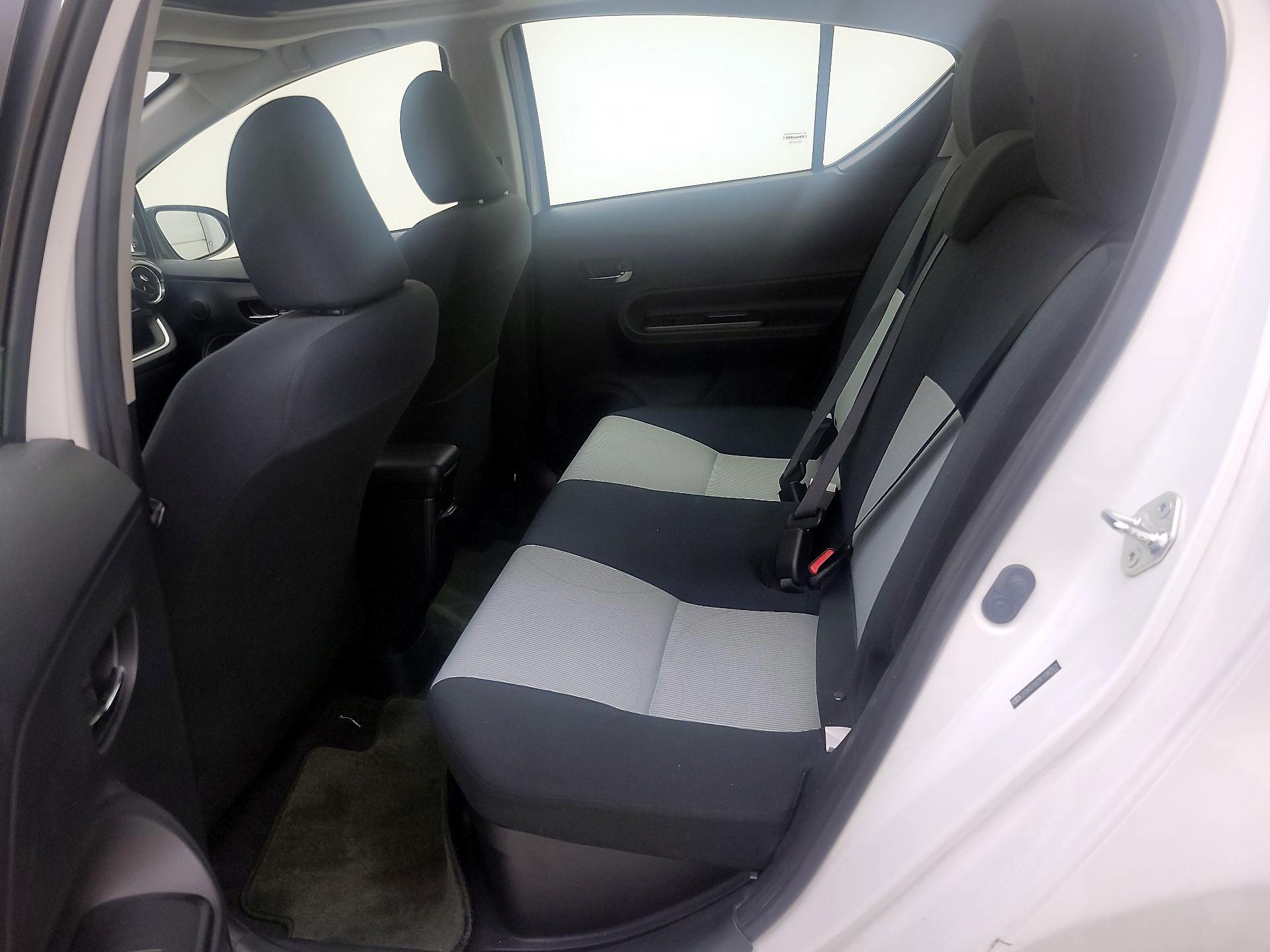 Thumbnail: 2015 Toyota Prius c - 17
