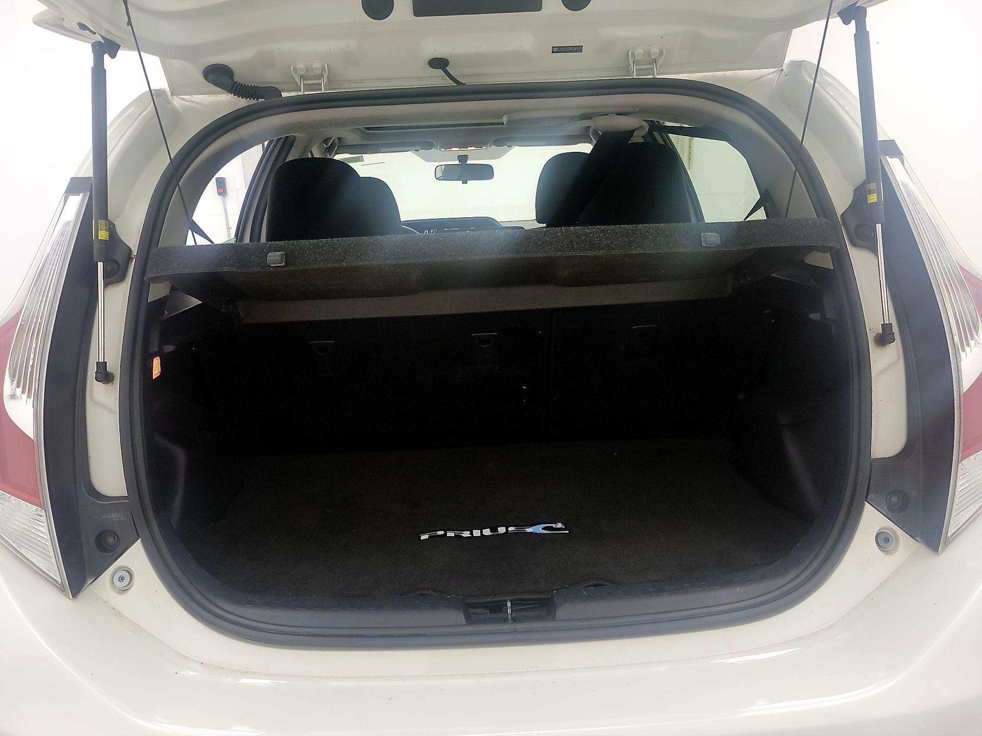 Thumbnail: 2015 Toyota Prius c - 18
