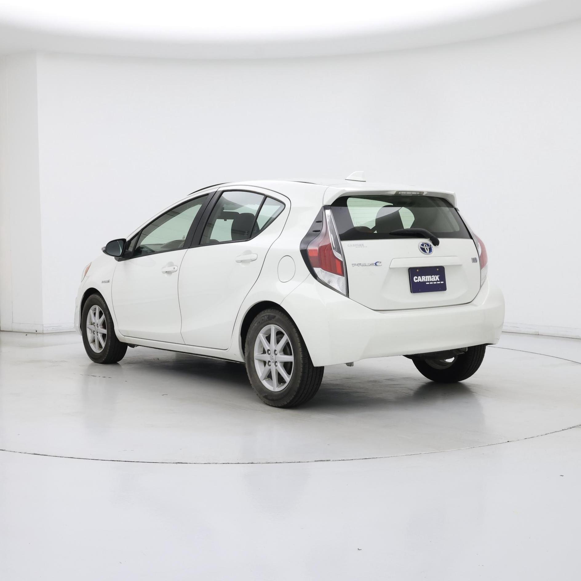 Thumbnail: 2015 Toyota Prius c - 2
