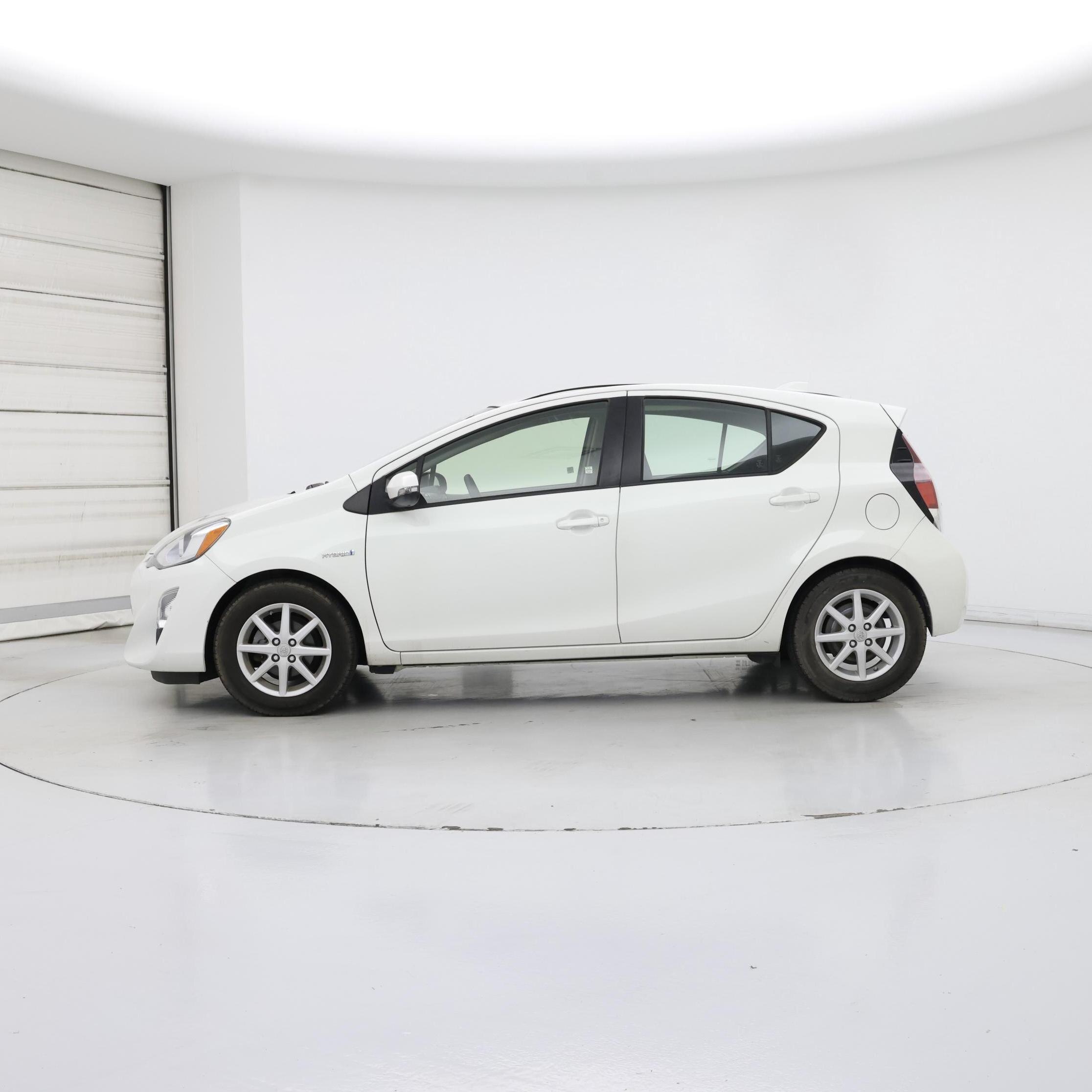 Thumbnail: 2015 Toyota Prius c - 3