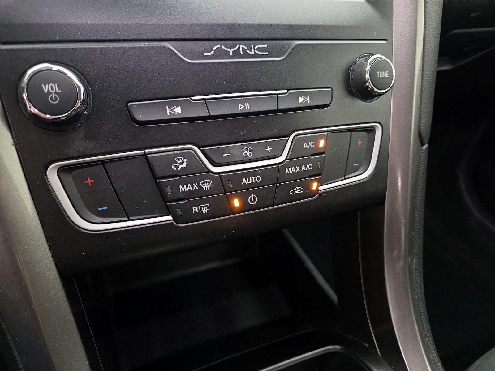 2019 Ford Fusion Hybrid SE - Photo 17