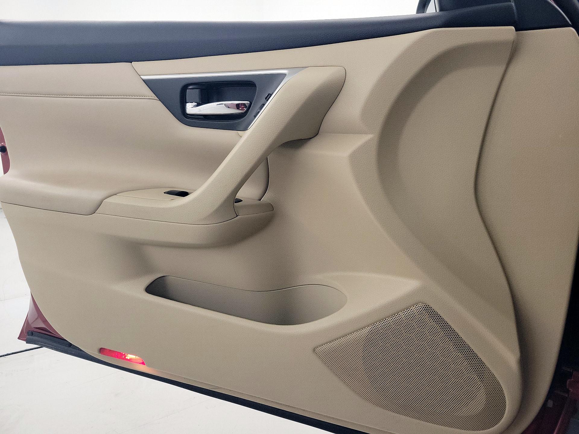 Thumbnail: 2016 Nissan Altima - 12