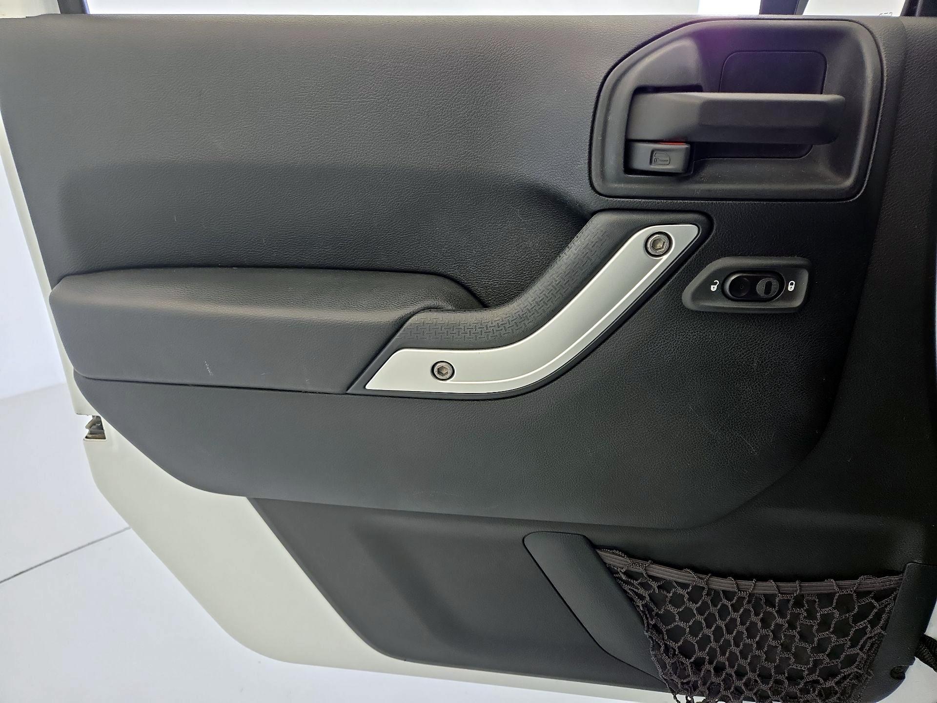 Thumbnail: 2017 Jeep Wrangler - 12