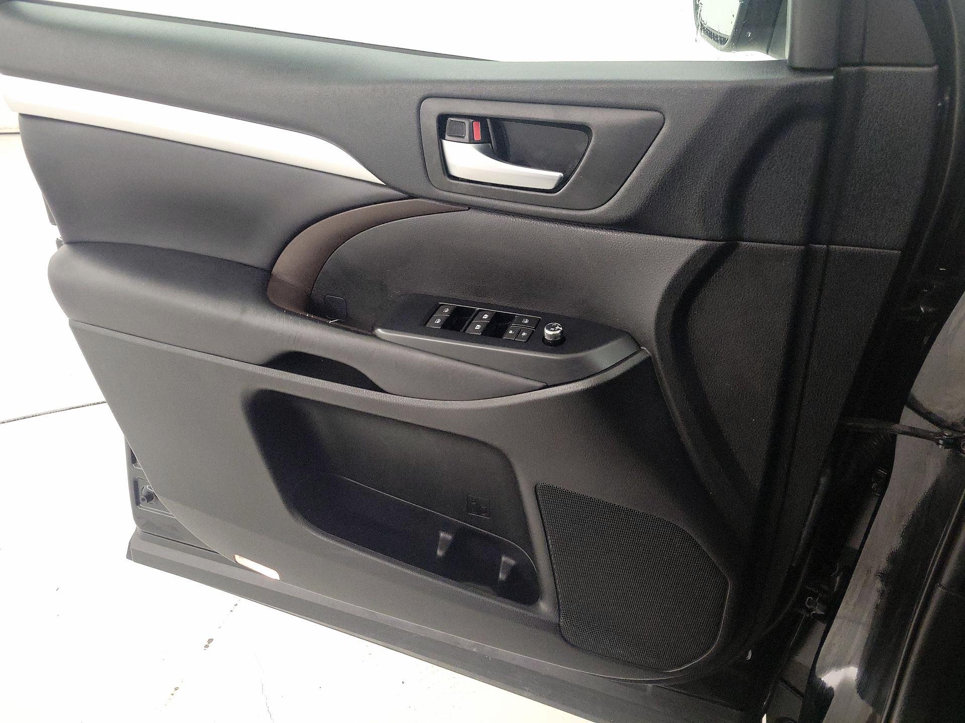 Thumbnail: 2019 Toyota Highlander - 12