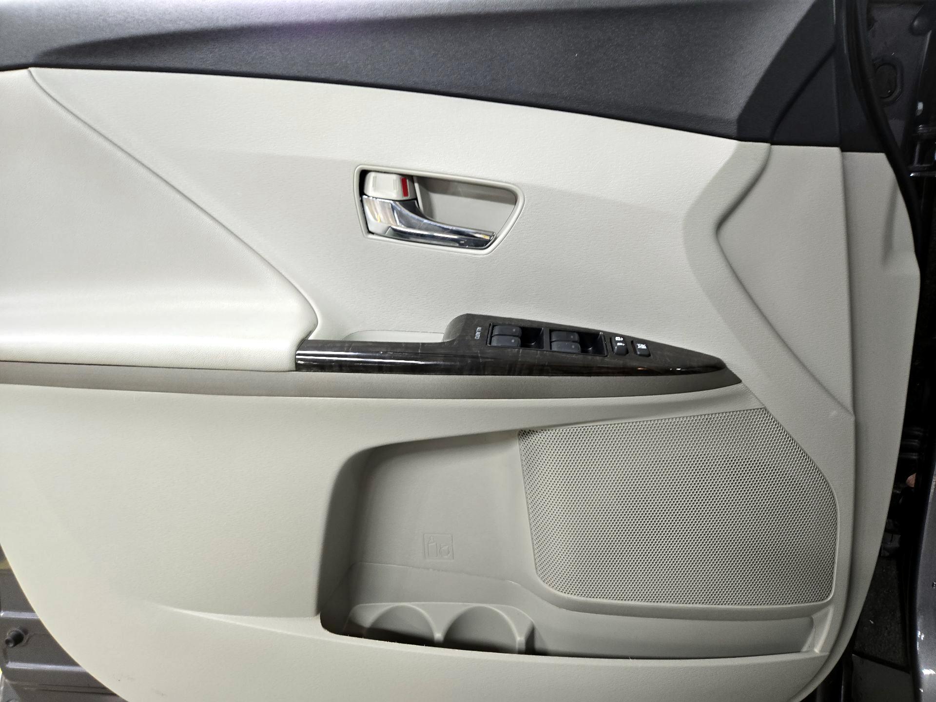 Thumbnail: 2015 Toyota Venza - 12