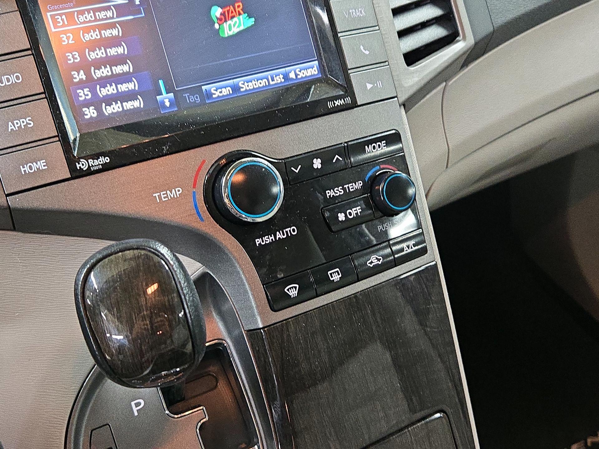 Thumbnail: 2015 Toyota Venza - 16