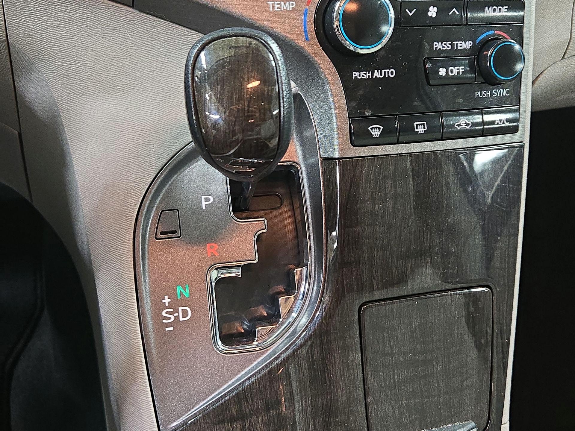 Thumbnail: 2015 Toyota Venza - 17