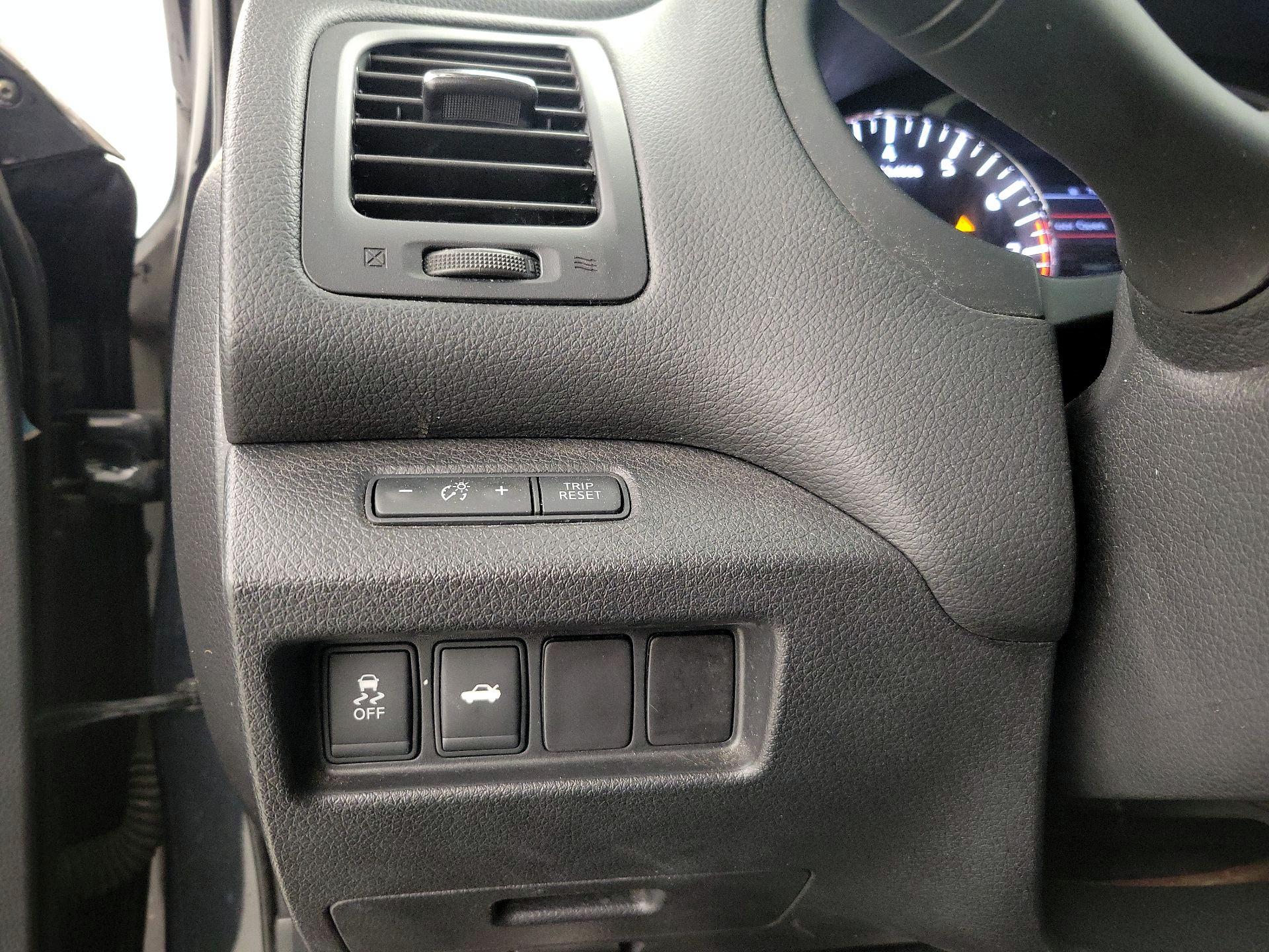 Thumbnail: 2015 Nissan Altima - 13