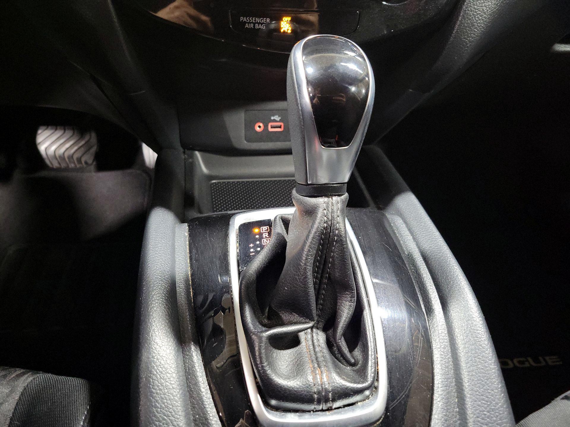 Thumbnail: 2020 Nissan Rogue - 17